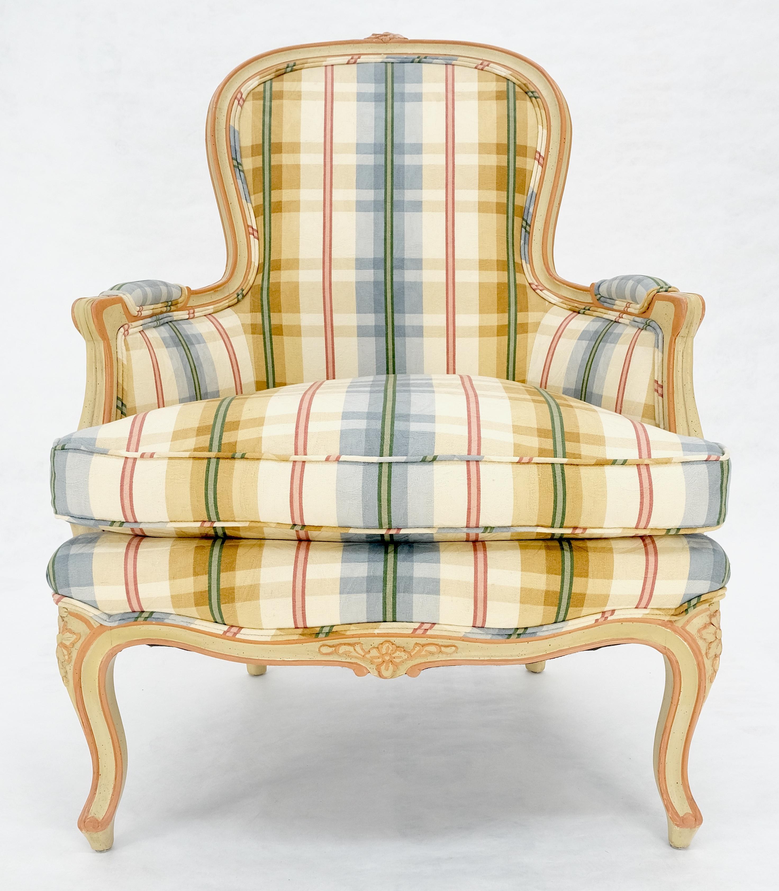 Funky Upholstery Painted & Carved Frame Französisch Ballon zurück Arm Lounge Chair MINT (Geschnitzt) im Angebot