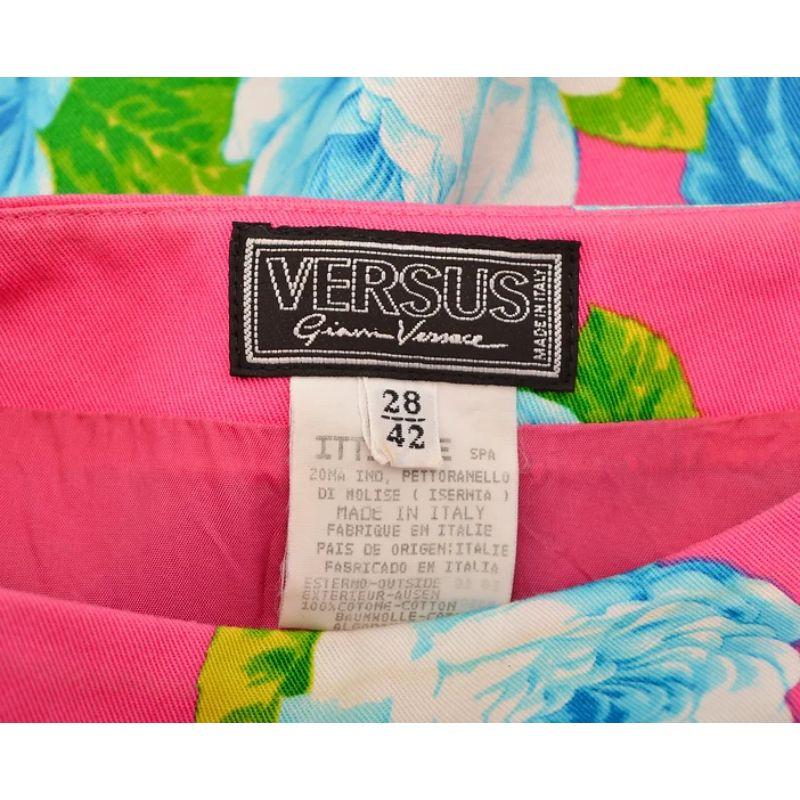 Gris Mini-jupe Funky Versace VERSUS à motif floral rose vif et bleu en vente