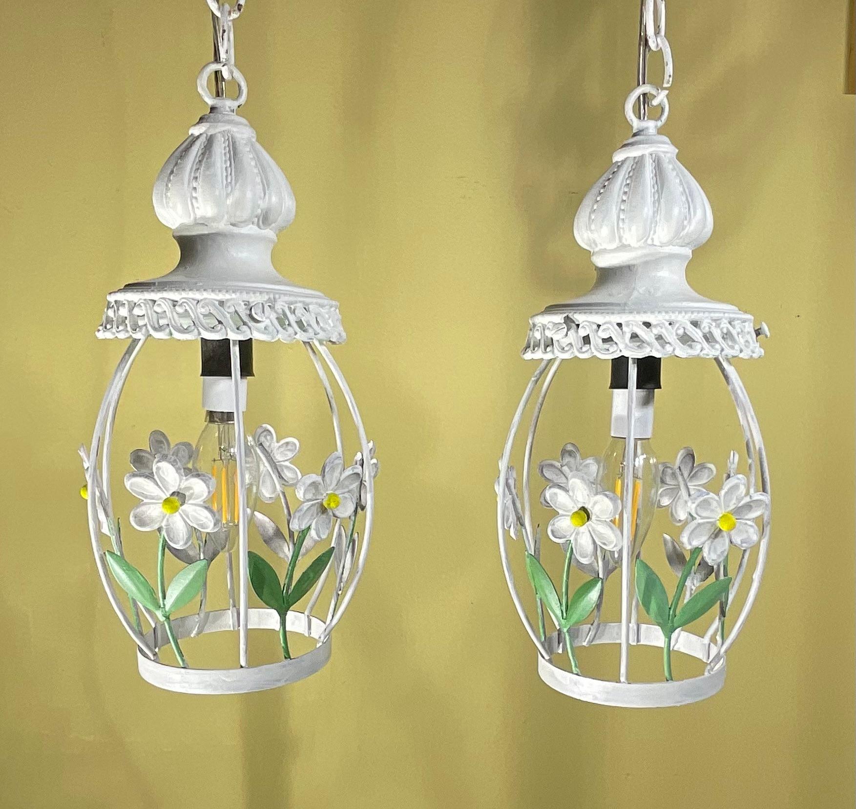 Funky Vintage French Country Style - Set di 2 luci a sospensione floreali bianche in vendita 4