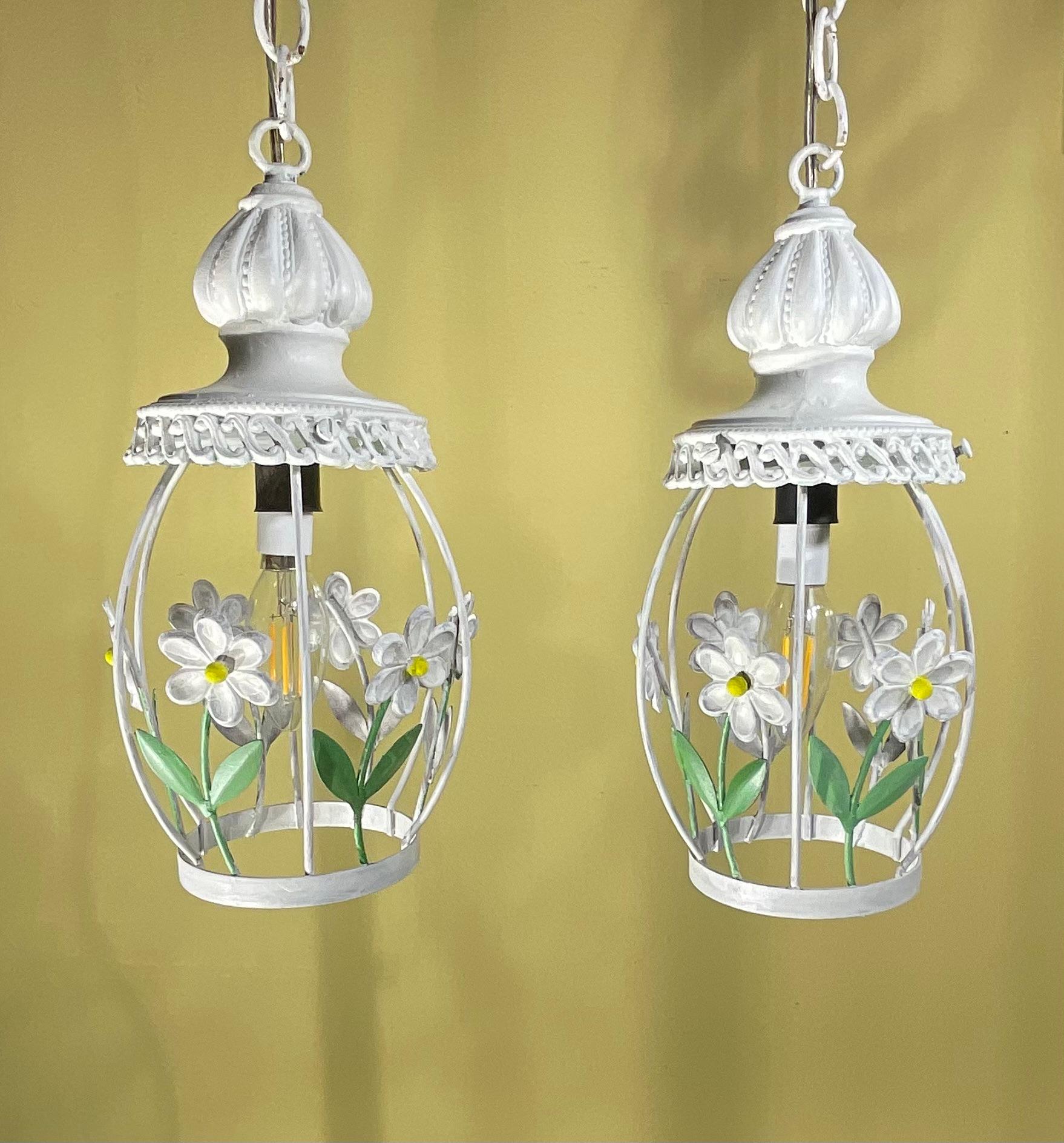 Funky Vintage French Country Style - Set di 2 luci a sospensione floreali bianche in vendita 5
