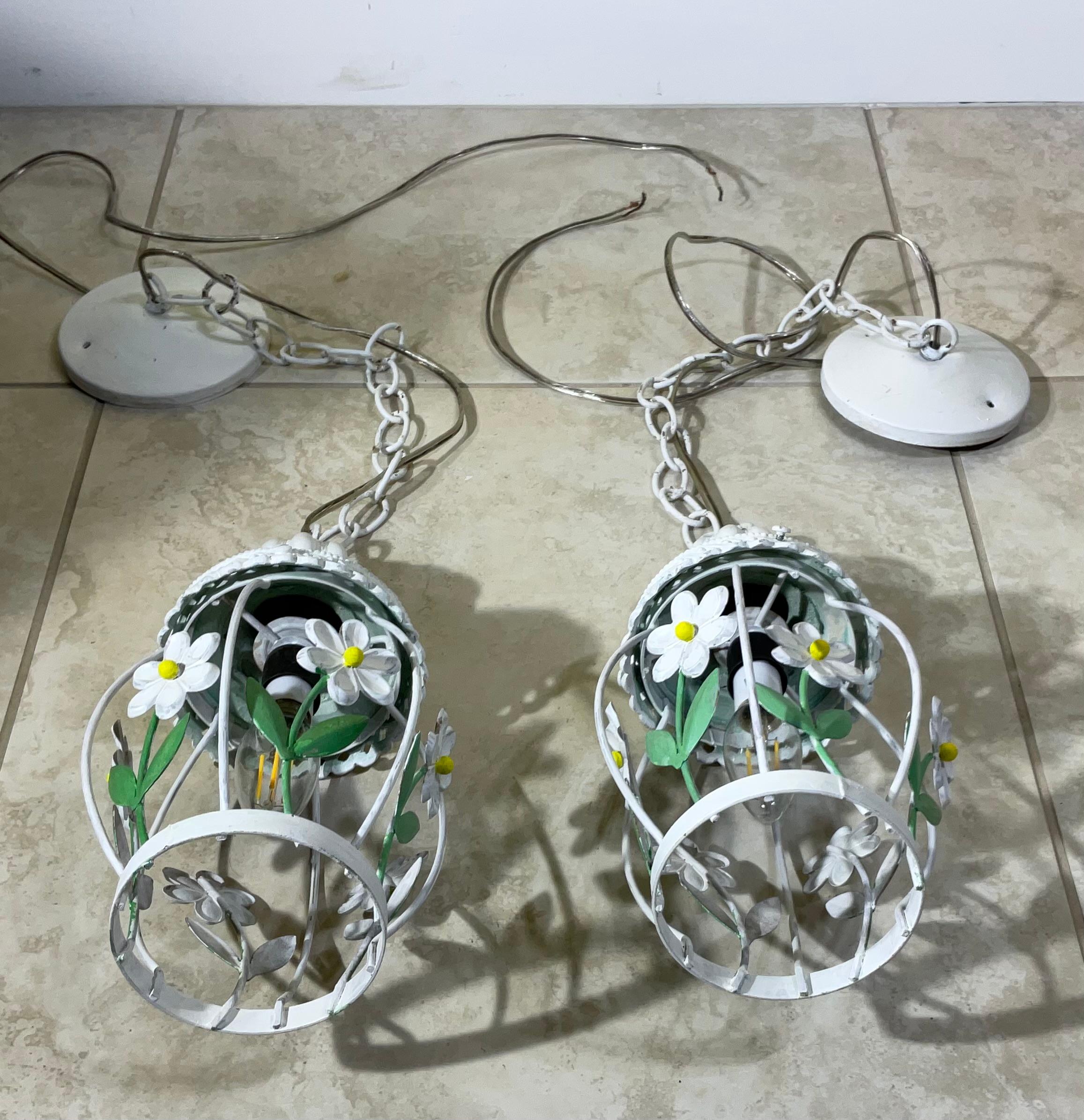Funky Vintage French Country Style - Set di 2 luci a sospensione floreali bianche in vendita 6