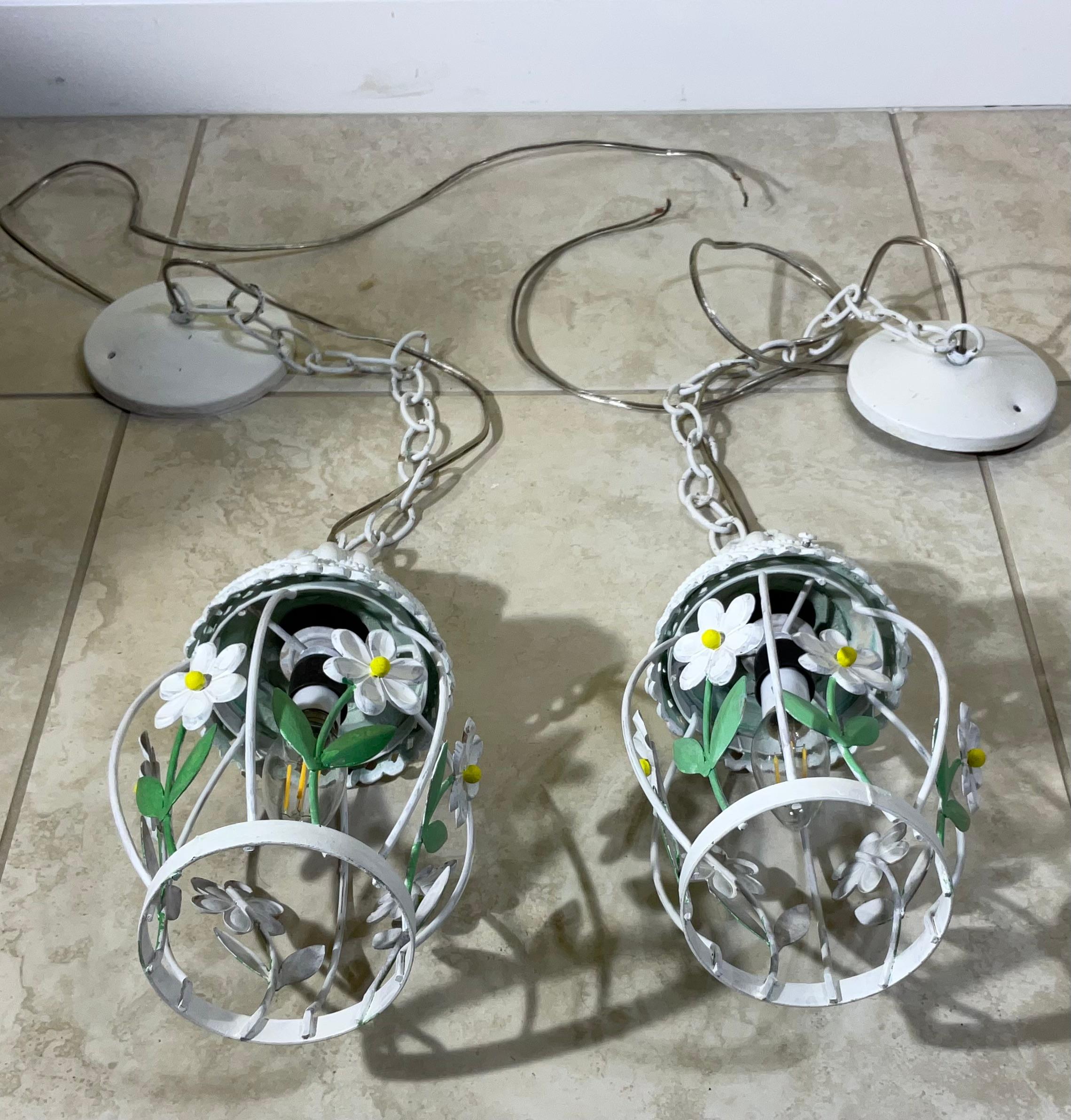 Funky Vintage French Country Style - Set di 2 luci a sospensione floreali bianche in vendita 7