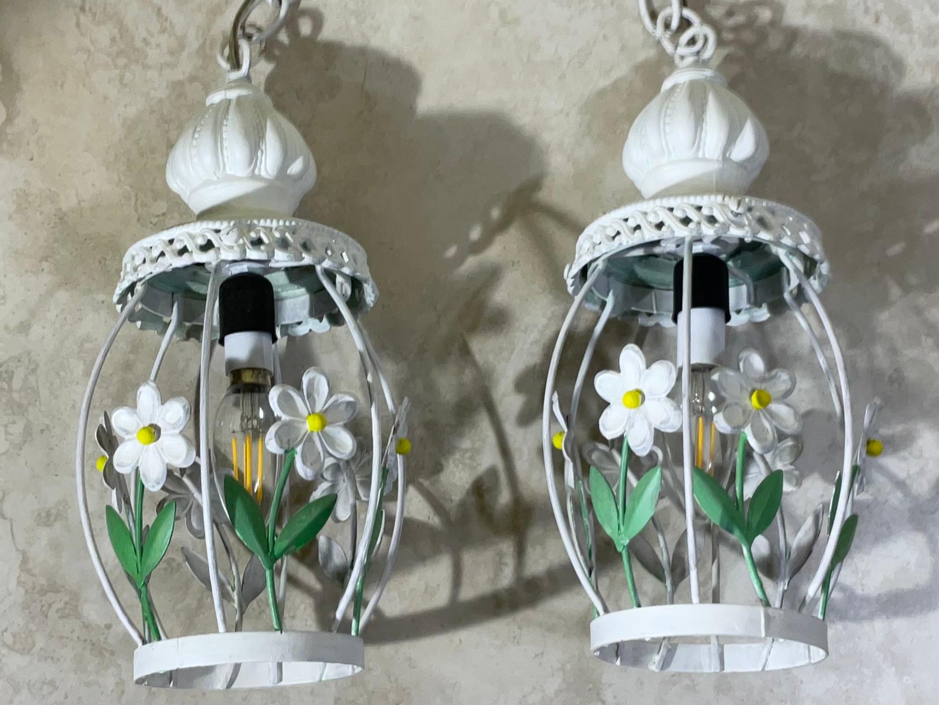 Funky Vintage French Country Style - Set di 2 luci a sospensione floreali bianche in vendita 8
