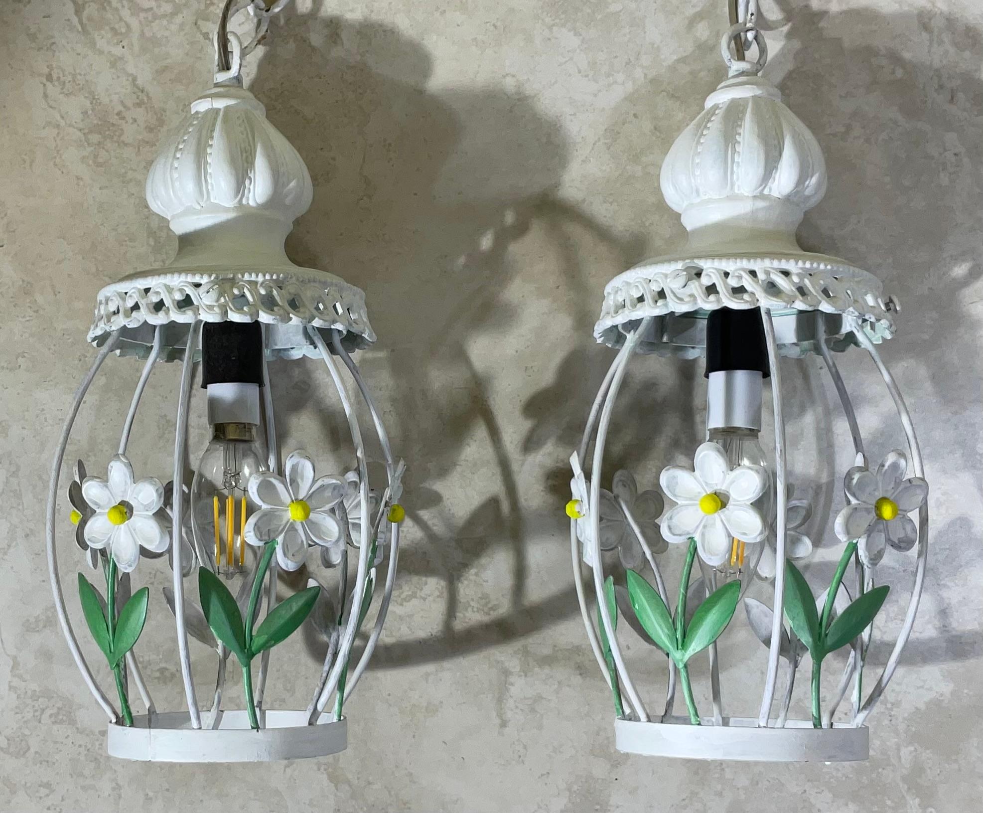 Funky Vintage French Country Style - Set di 2 luci a sospensione floreali bianche in vendita 9