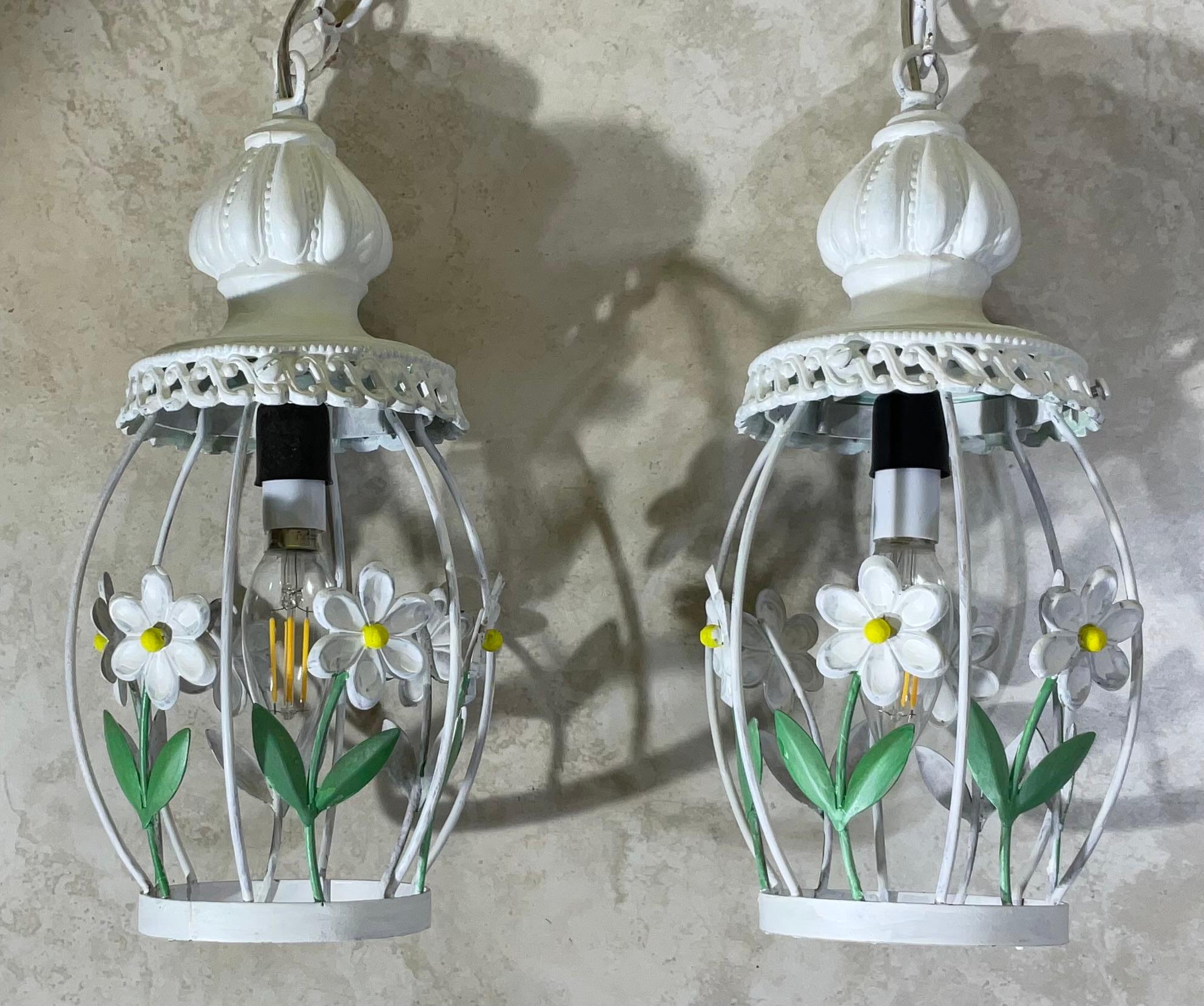 Funky Vintage French Country Style - Set di 2 luci a sospensione floreali bianche in vendita 10