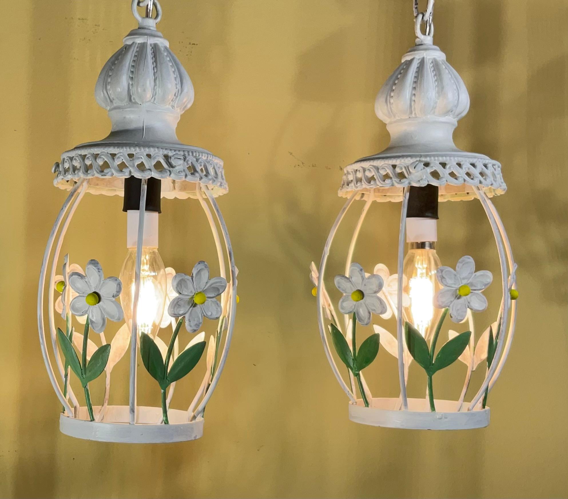 Fatto a mano Funky Vintage French Country Style - Set di 2 luci a sospensione floreali bianche in vendita