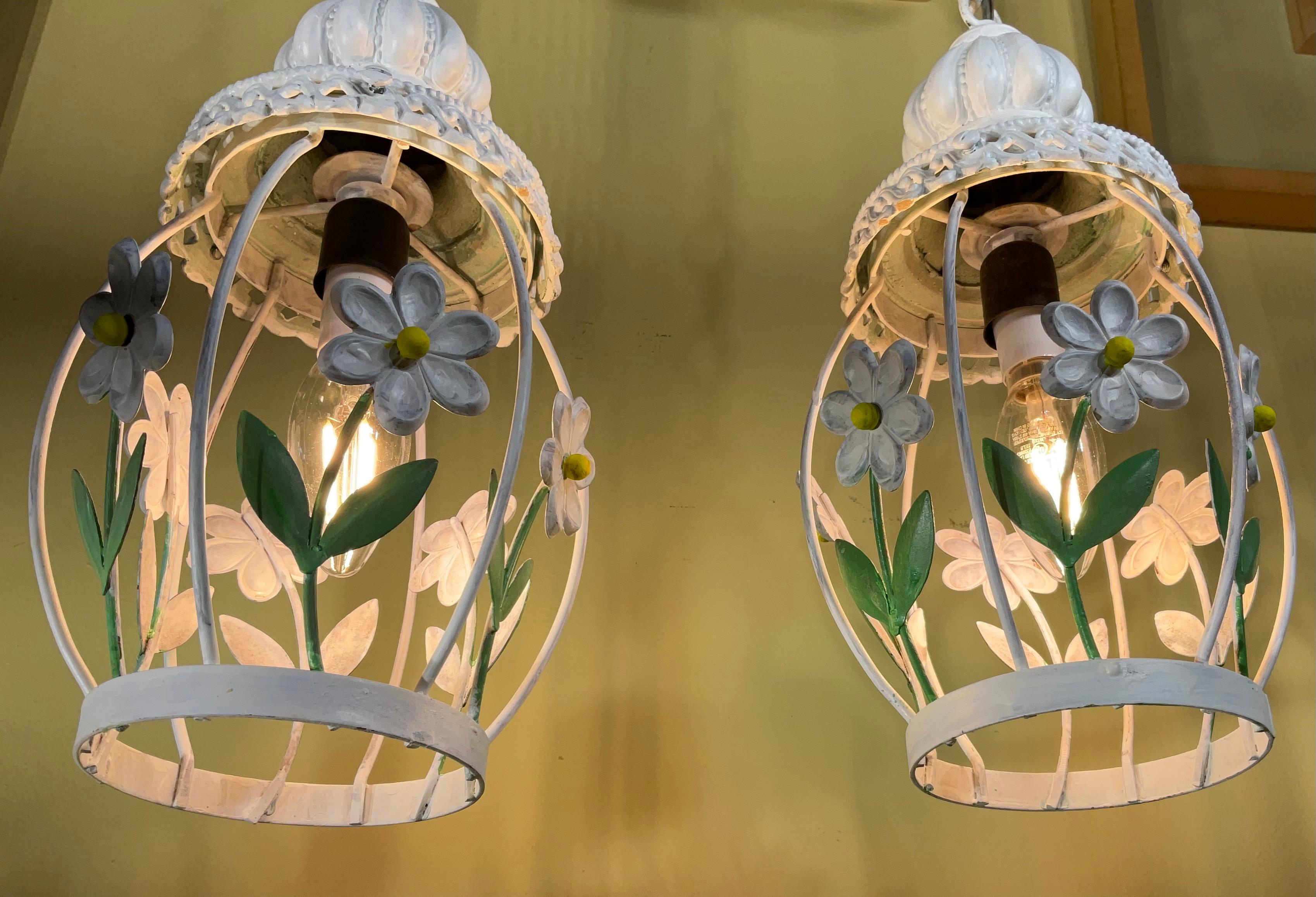 Funky Vintage French Country Style - Set di 2 luci a sospensione floreali bianche In condizioni buone in vendita a Delray Beach, FL