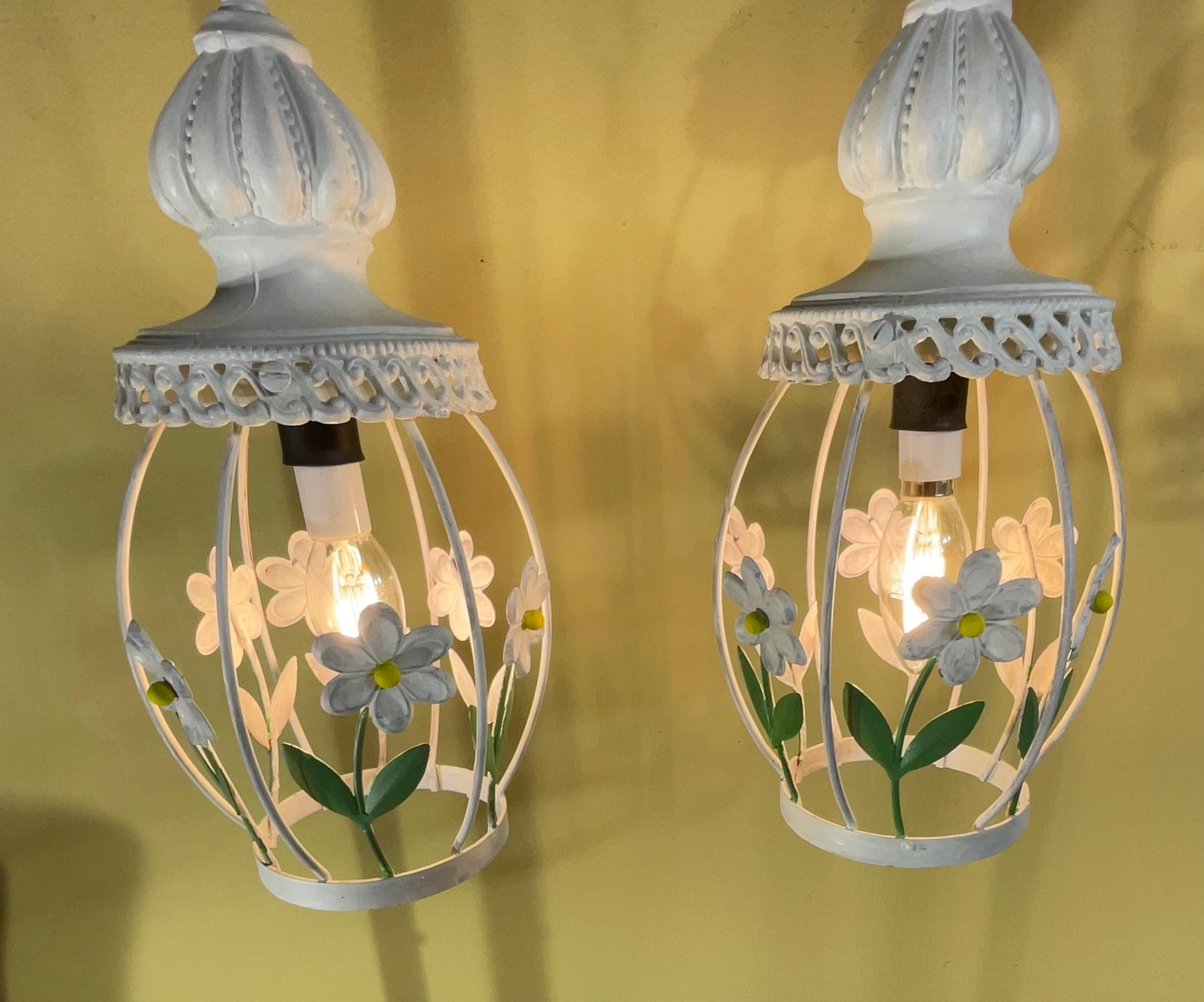 XX secolo Funky Vintage French Country Style - Set di 2 luci a sospensione floreali bianche in vendita