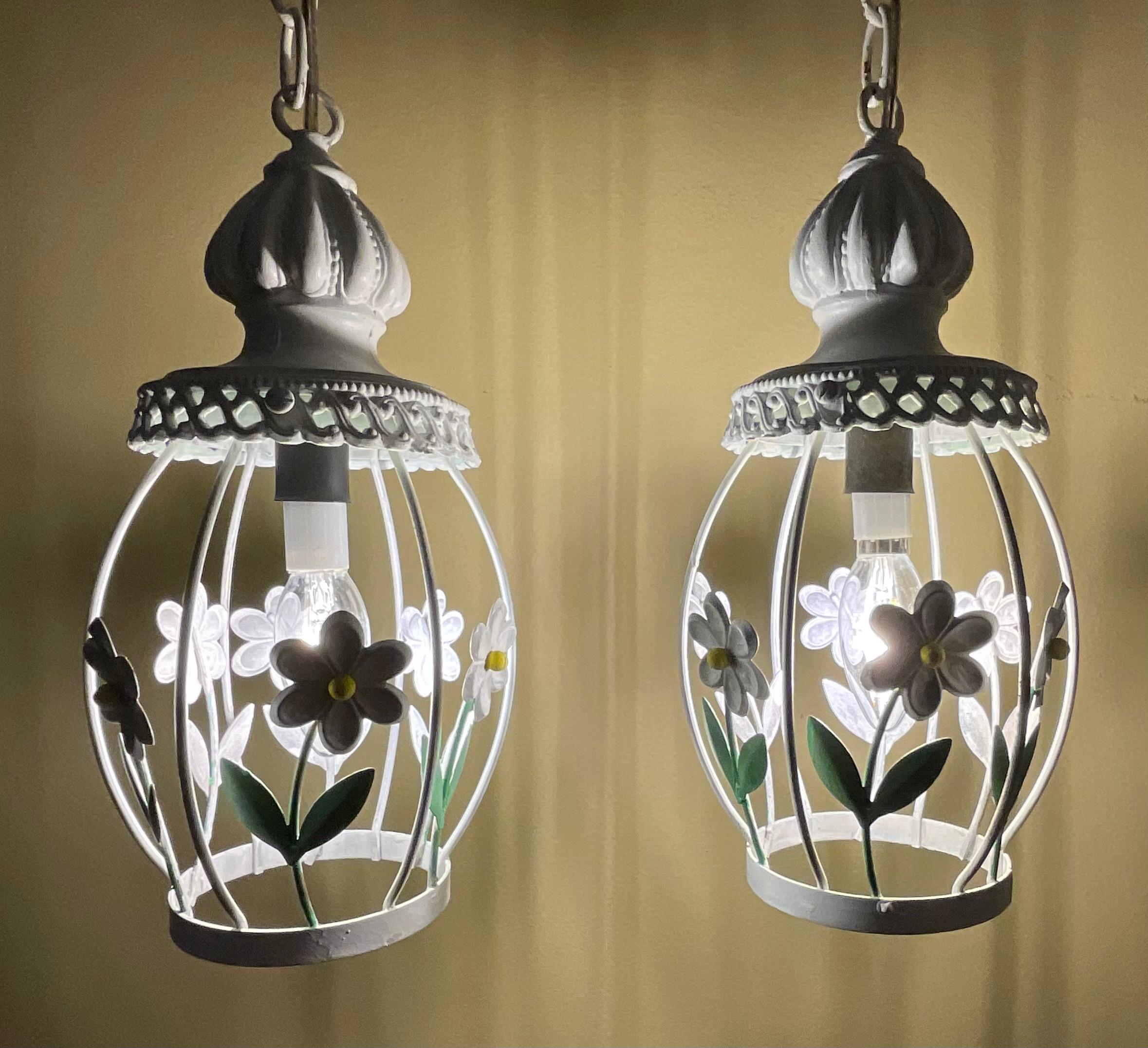 Metallo Funky Vintage French Country Style - Set di 2 luci a sospensione floreali bianche in vendita