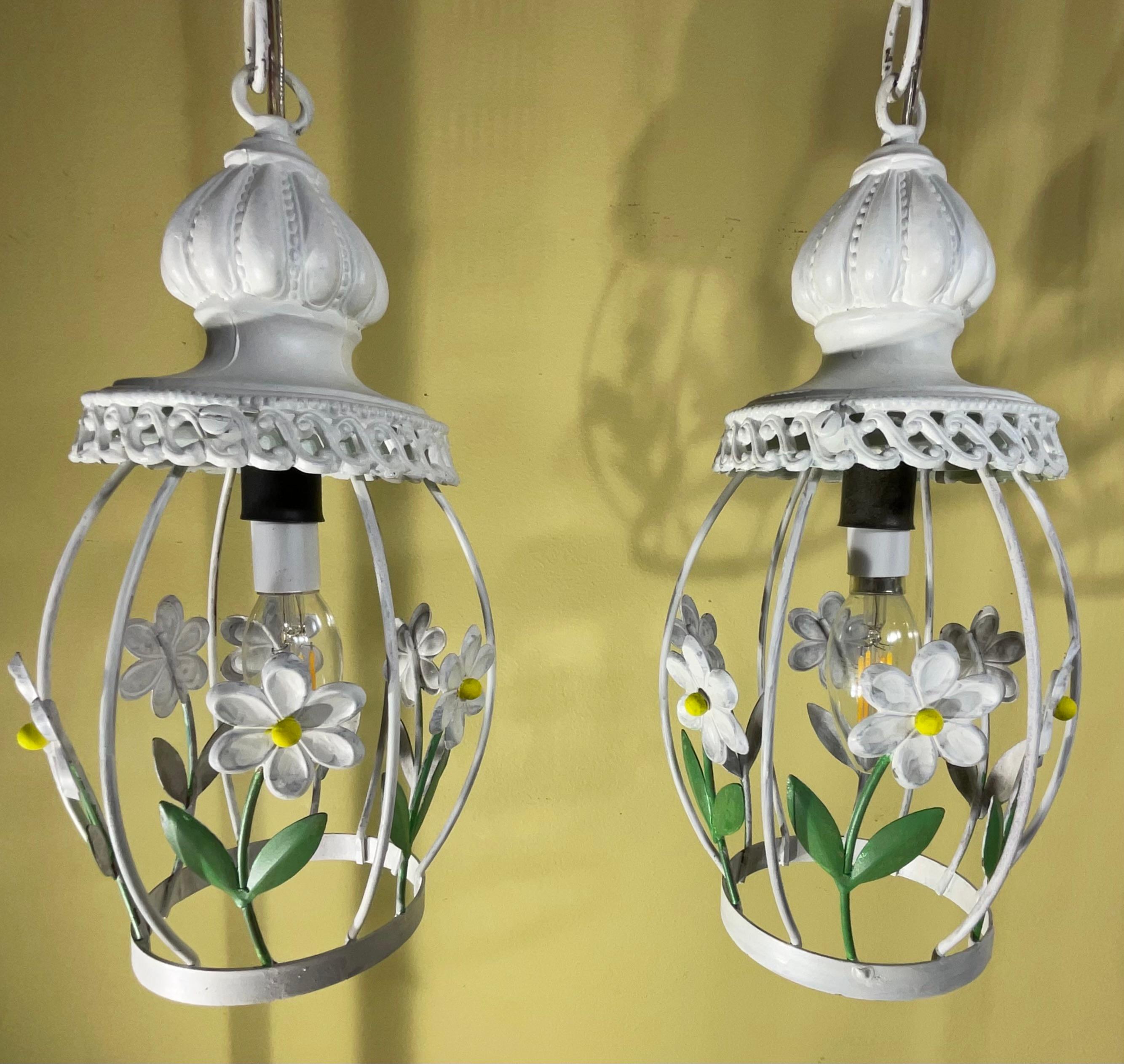 Funky Vintage French Country Style - Set di 2 luci a sospensione floreali bianche in vendita 1