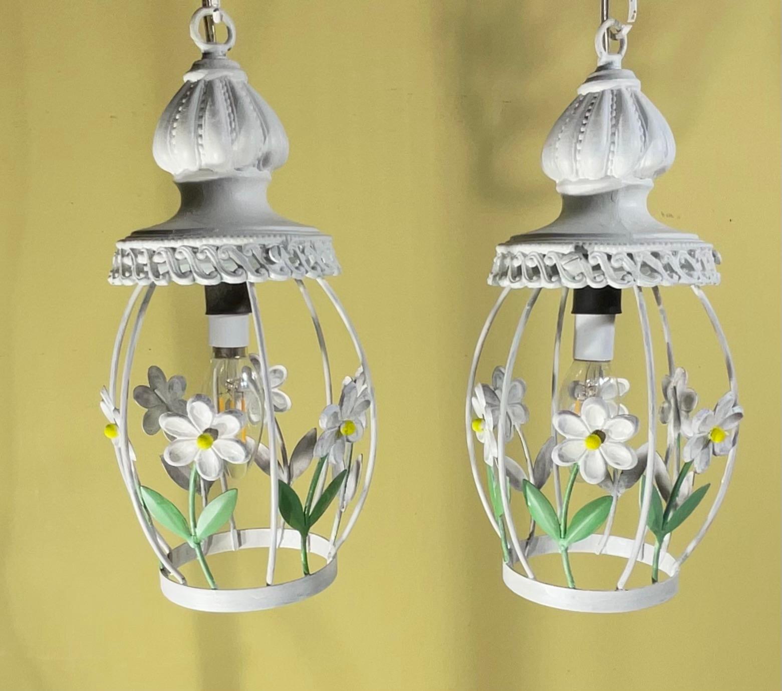 Funky Vintage French Country Style - Set di 2 luci a sospensione floreali bianche in vendita 2