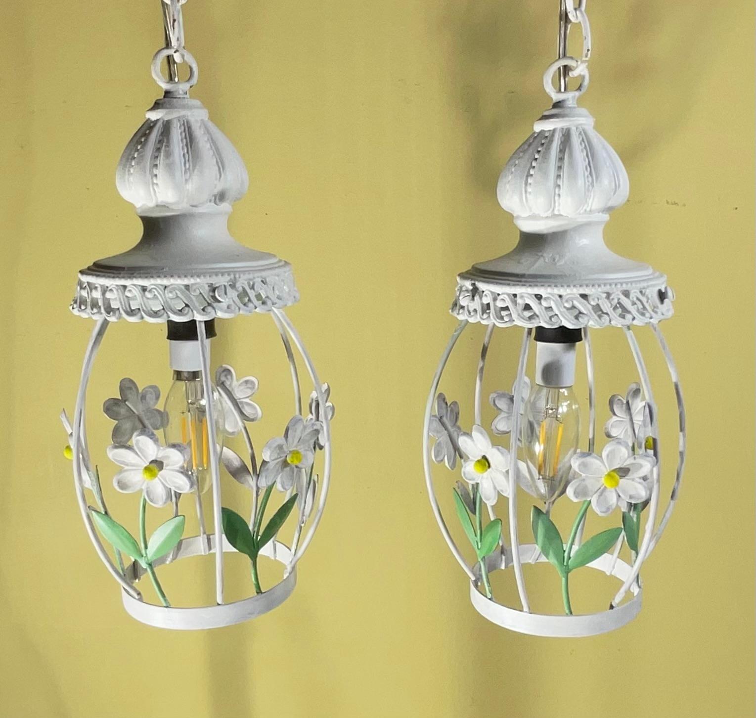 Funky Vintage French Country Style - Set di 2 luci a sospensione floreali bianche in vendita 3