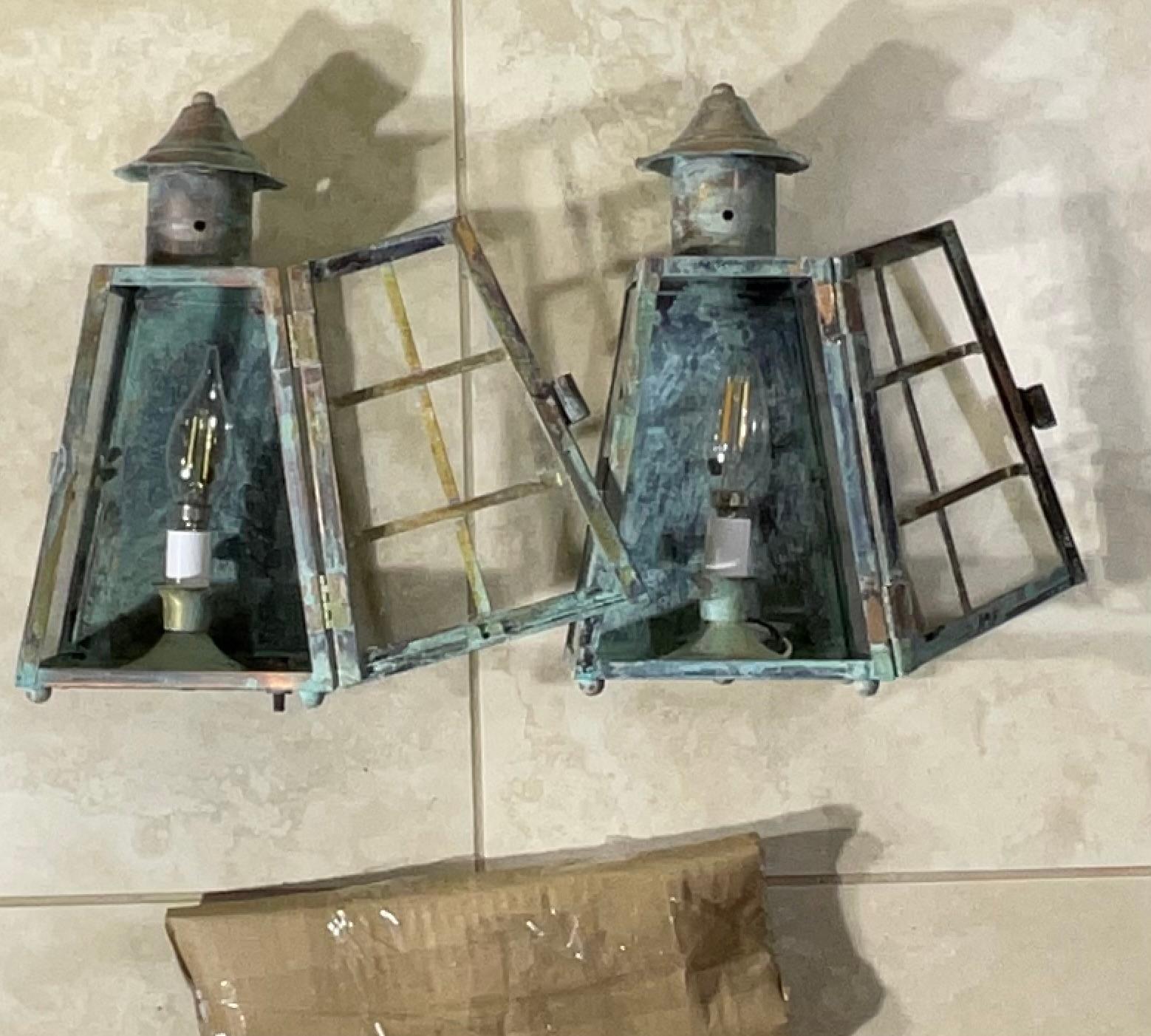 Funky Vintage Pair of Solid Patinated Brass Wall Lanterns In Good Condition For Sale In Delray Beach, FL