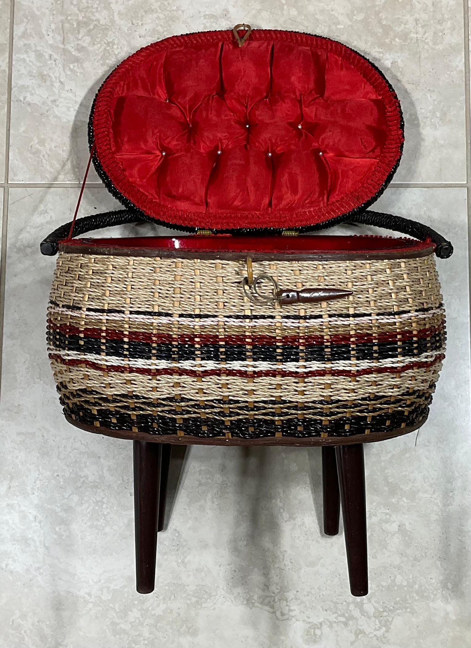 Cesta de costura Funky Vintage, diseño de mediados de siglo Hecho a mano en venta
