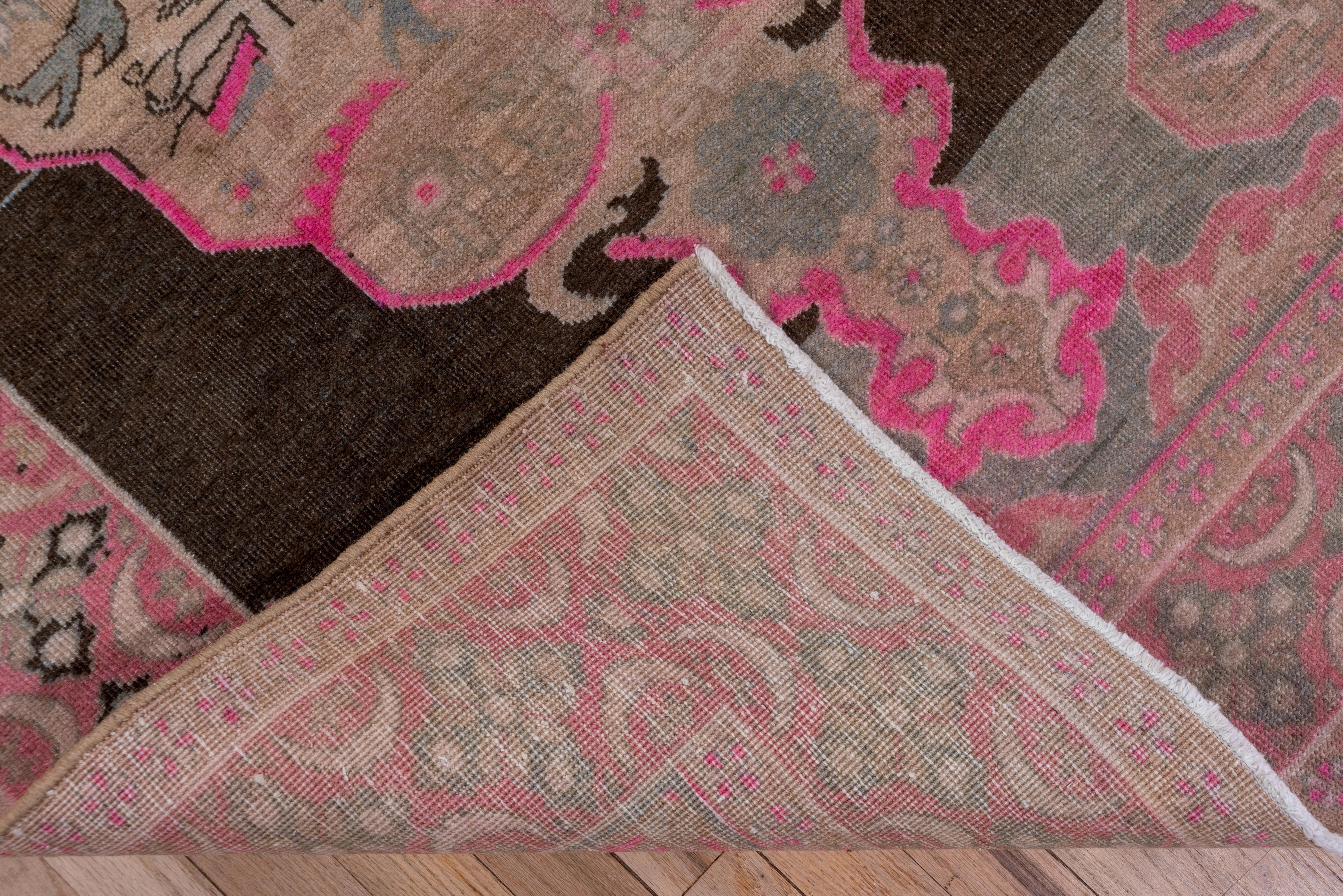 Türkischer Kars-Galerie-Teppich im Vintage-Stil, Heißrosa Akzente, Braun & Grau Field (Mitte des 20. Jahrhunderts) im Angebot