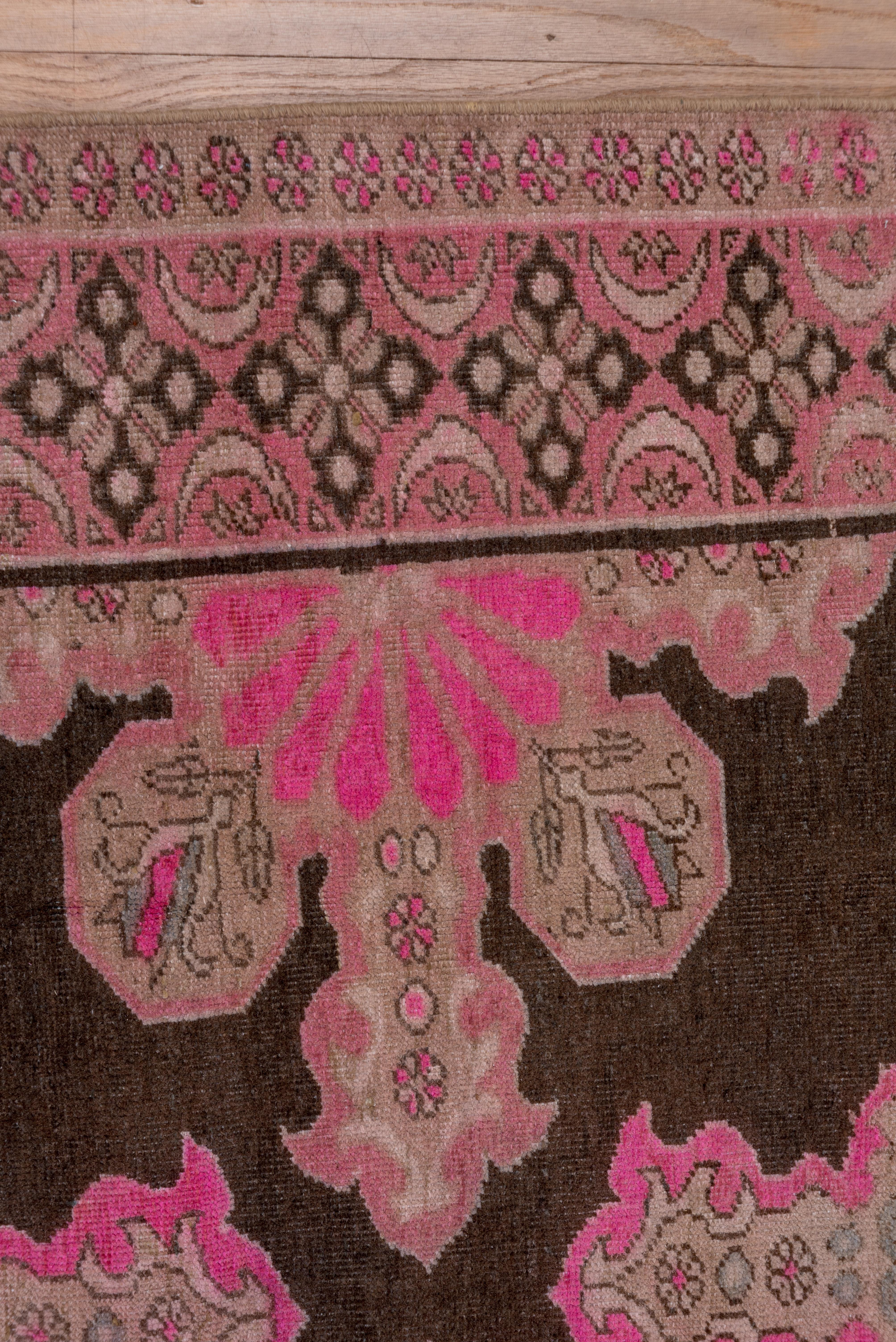 Türkischer Kars-Galerie-Teppich im Vintage-Stil, Heißrosa Akzente, Braun & Grau Field im Angebot 2