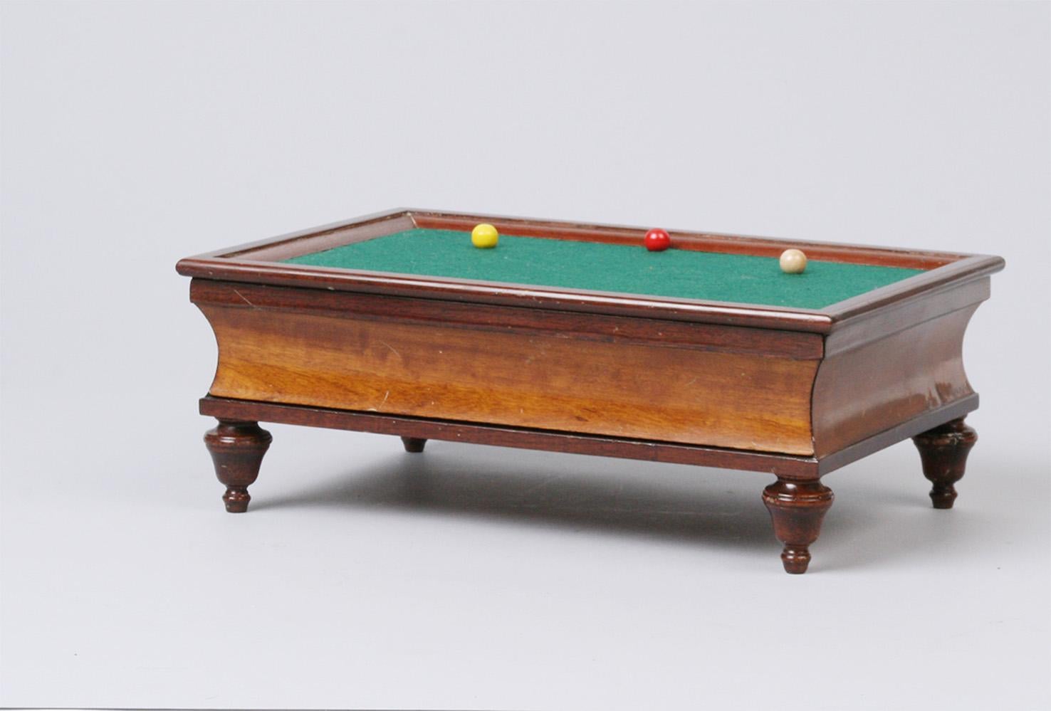 A mahogany cigar cabinet. Push on the red ball, the drawer will eject.
Made in England, early 20th century. 


   