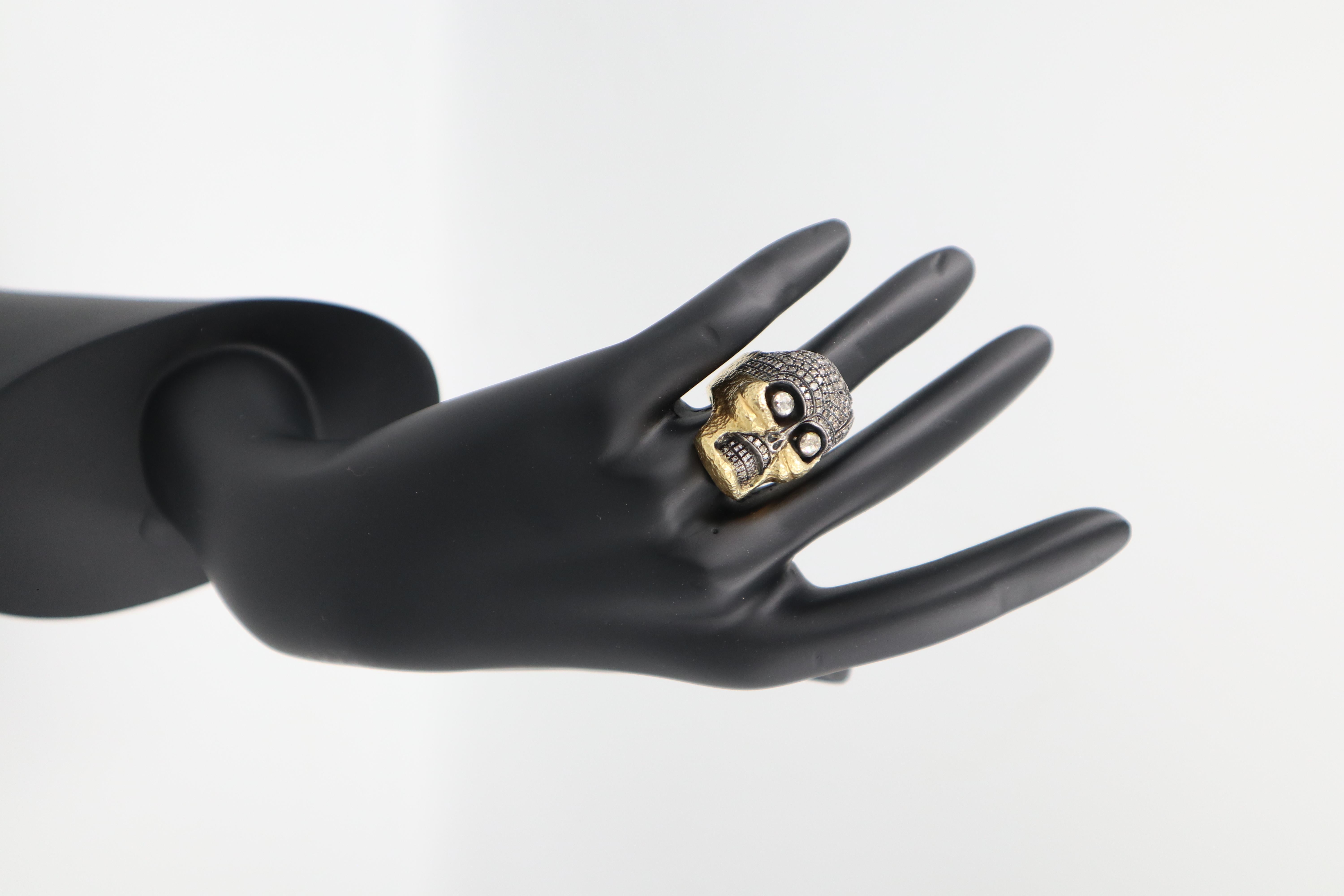Dieser moderne, kantige Ring aus der Gothice Collection von Emre Osmanlar besteht aus gehämmertem 24-karätigem Gold und Feinsilber mit 2,15 Karat braunen Diamanten 0,55 Karat  und Diamanten im Rosenschliff. Dieses Stück ist vollständig handwerklich