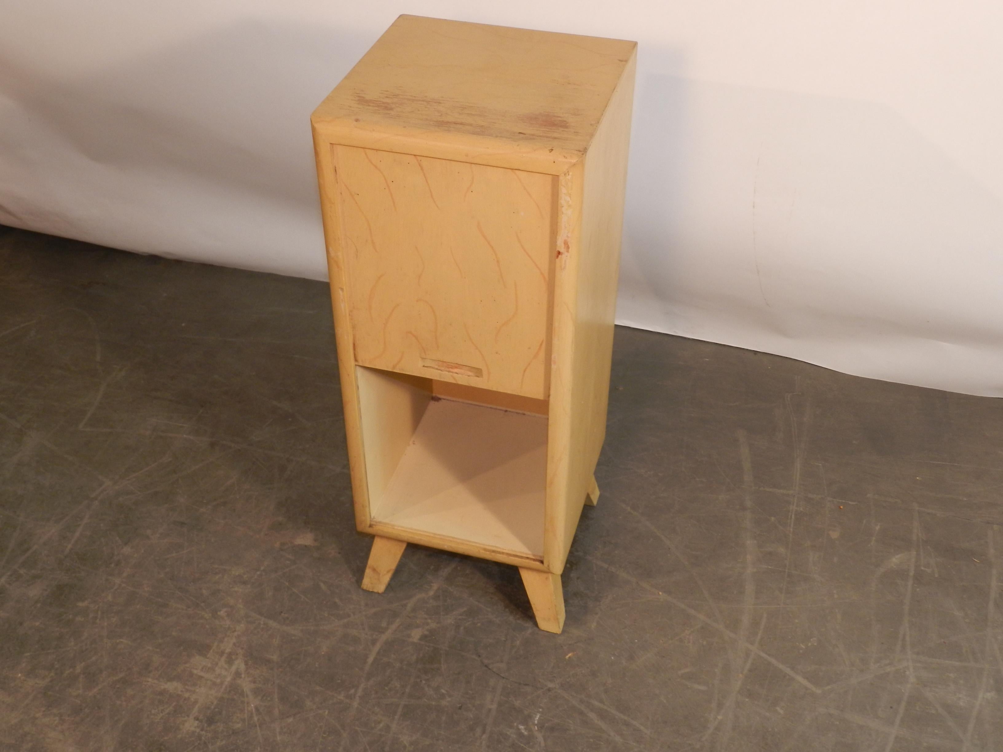 Funny little piece of furniture in painted maple, with a 