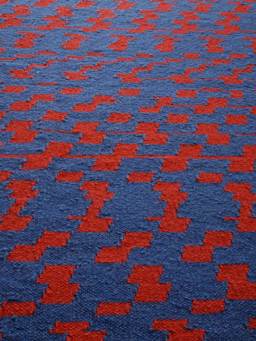 Fuoritempo - Rot Blau

Der Kelimteppich ist leicht und atmungsaktiv.

Wollgewebe mit geometrischen Motiven in einer raffinierten Farbkombination. Die Leichtigkeit eines traditionellen Kelims gepaart mit der Kraft eines zeitgenössischen Designs Die