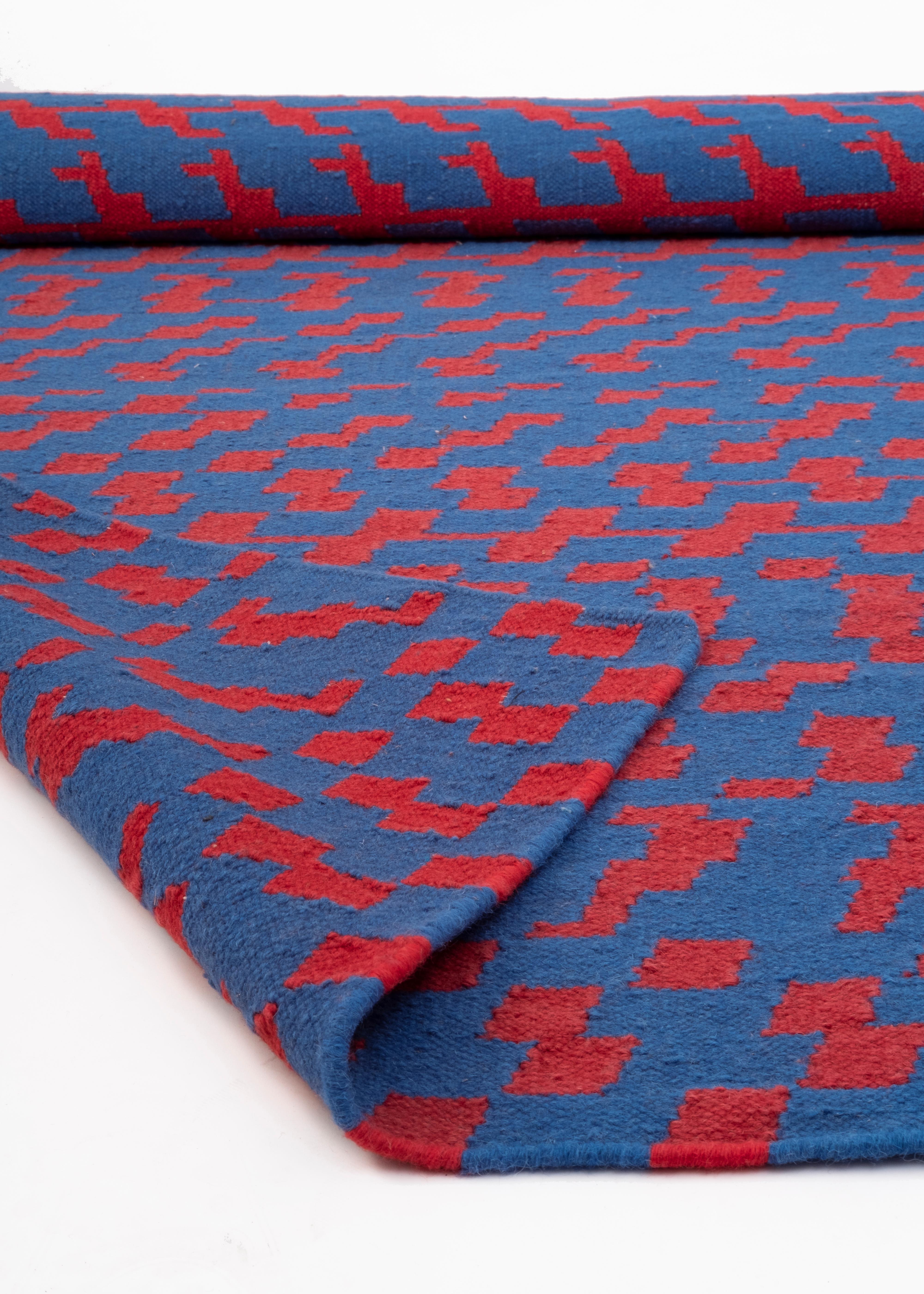 Fuoritempo - Rot Blau - Design Kelim Teppich Wolle Baumwolle Teppich Handgewebt Licht (Indisch) im Angebot