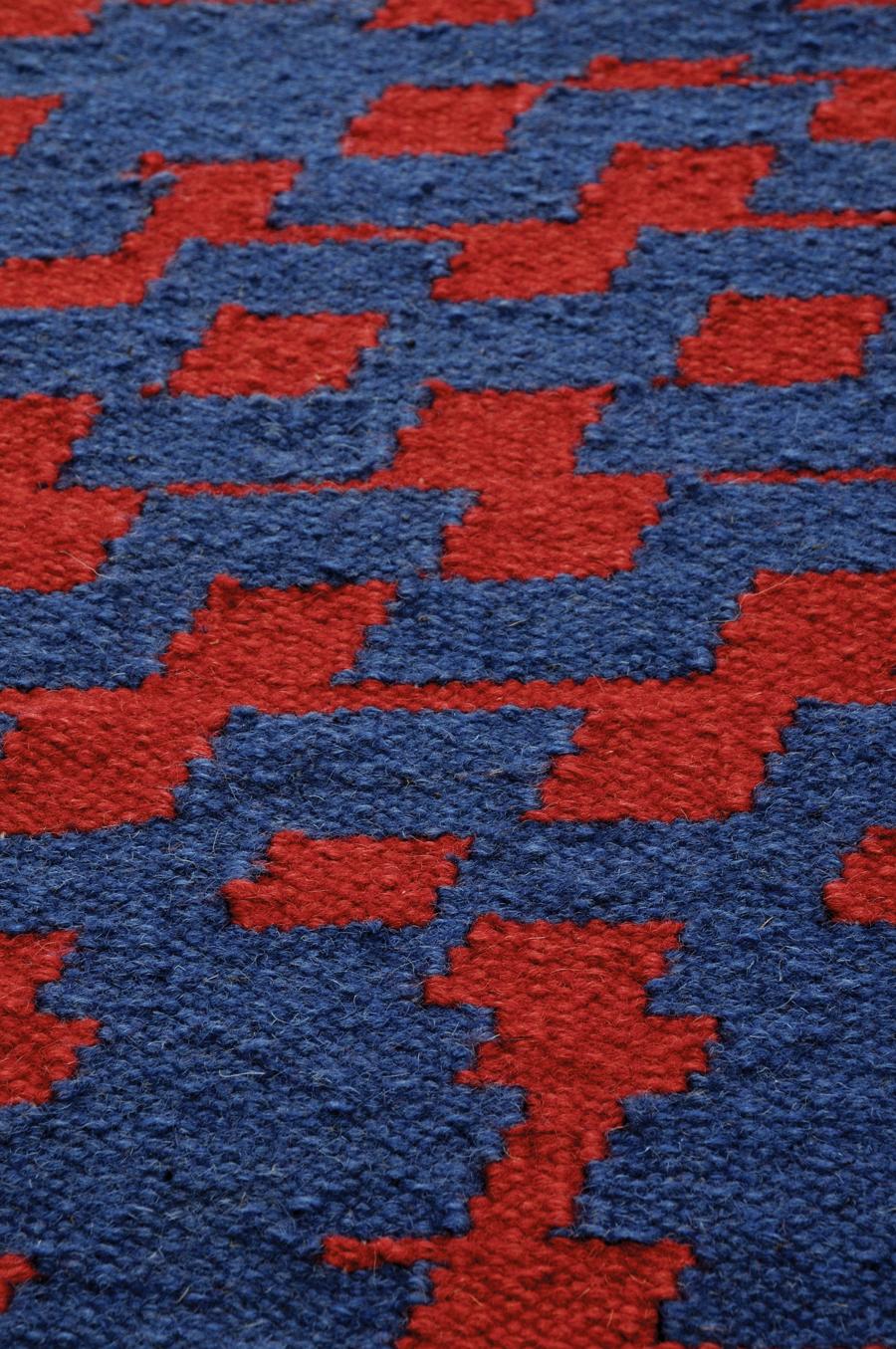 Fuoritempo - Rot Blau - Design Kelim Teppich Wolle Baumwolle Teppich Handgewebt Licht (21. Jahrhundert und zeitgenössisch) im Angebot