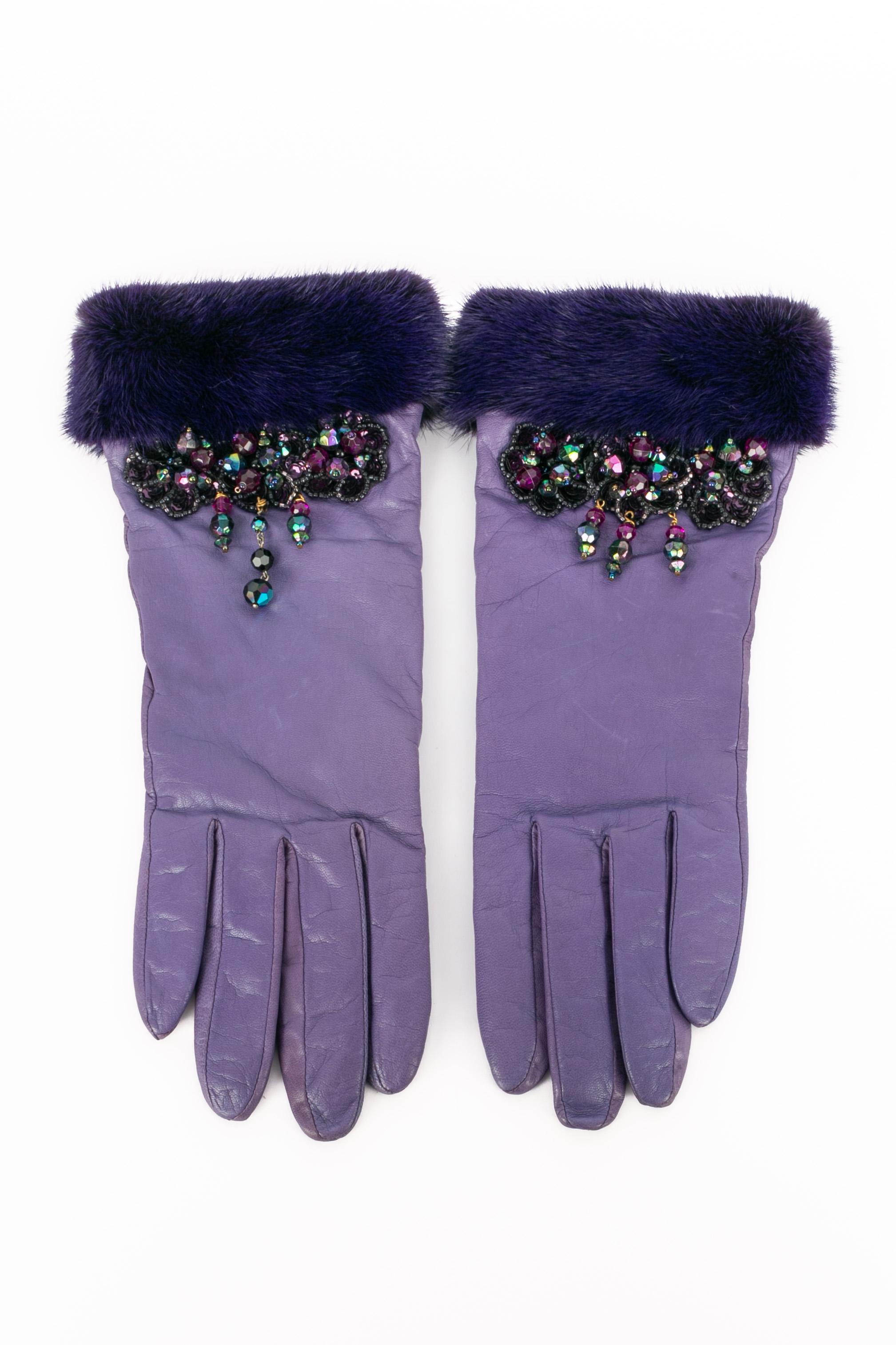 UNKNOWN - Lila Lederhandschuhe mit Pelzbesatz und facettierten Swarovski-Perlen verziert. Futter aus Kaschmir.

Bedingung:
Guter Zustand

Abmessungen:
Größe 7 1/2

SKU:ACC4