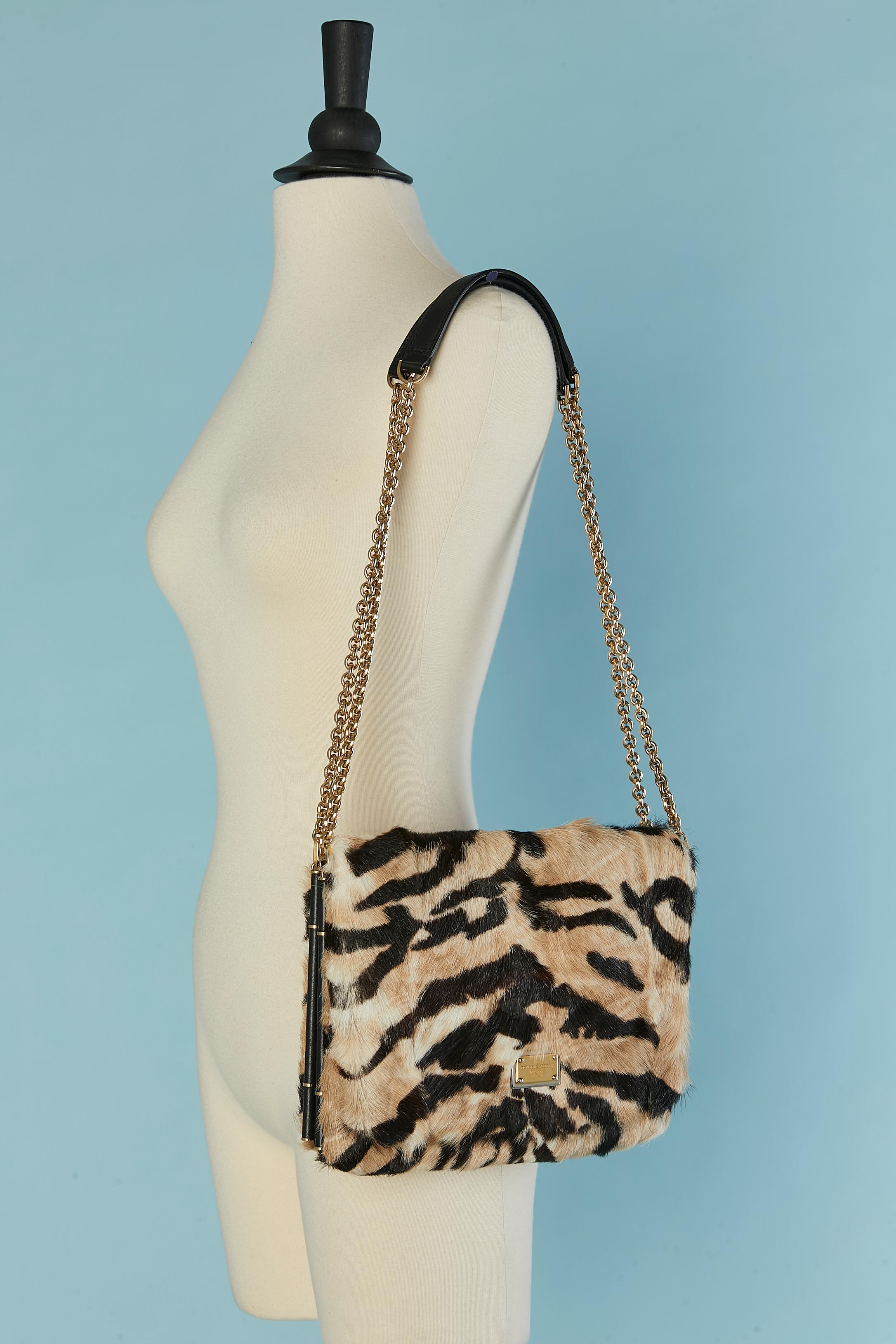 Fur shoulder bag with tiger print . Black leather lining on the back of the flap with snap closure. black cotton lining inside. 2 compartment inside with 2 pockets ( one with zip closure, one without) 
Dust-bag provided. 
SIZE : 29CM X 20CM X 5CM