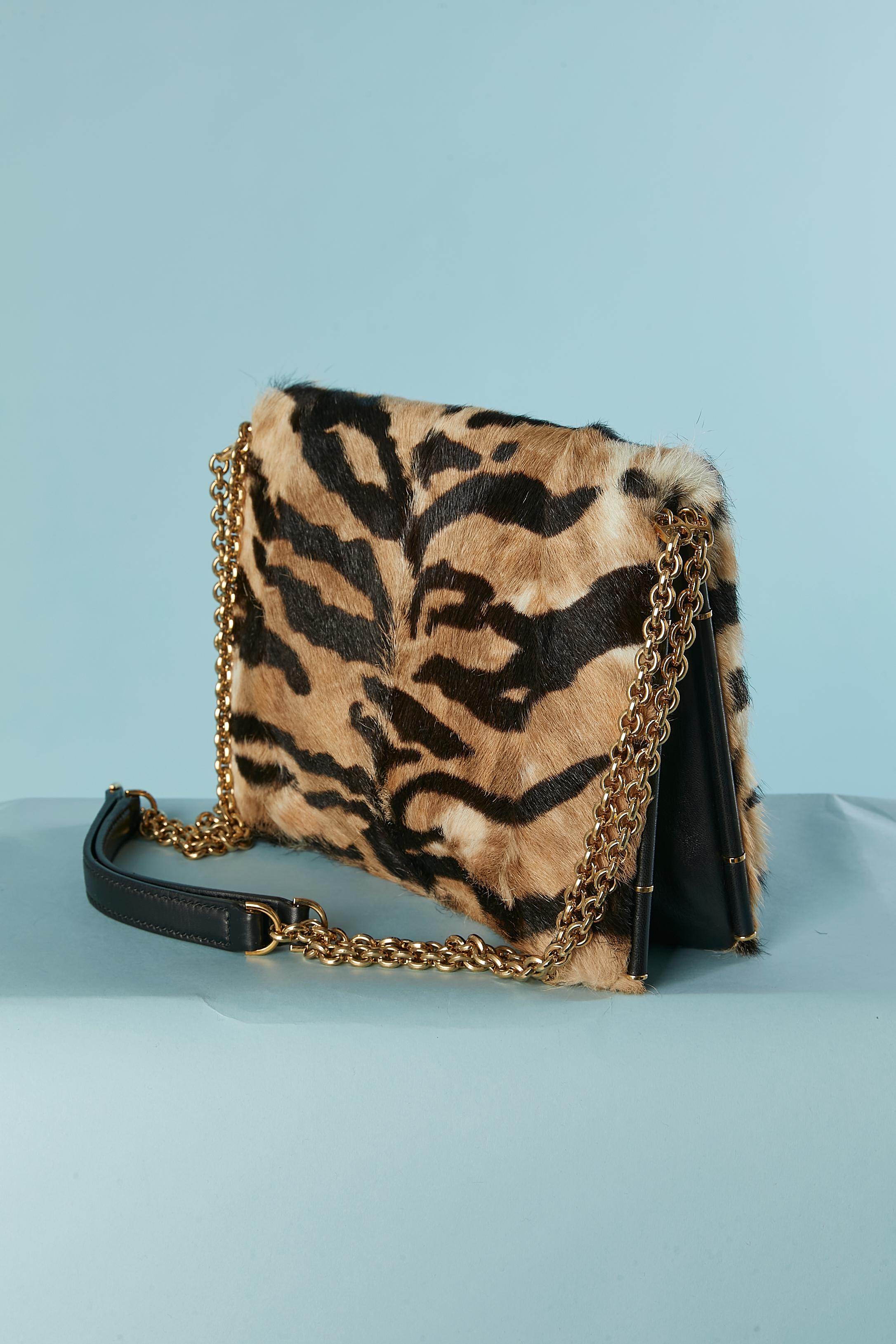 Fur shoulder bag with tiger print and gold metal chain Dolce & Gabbana In Excellent Condition For Sale In Saint-Ouen-Sur-Seine, FR