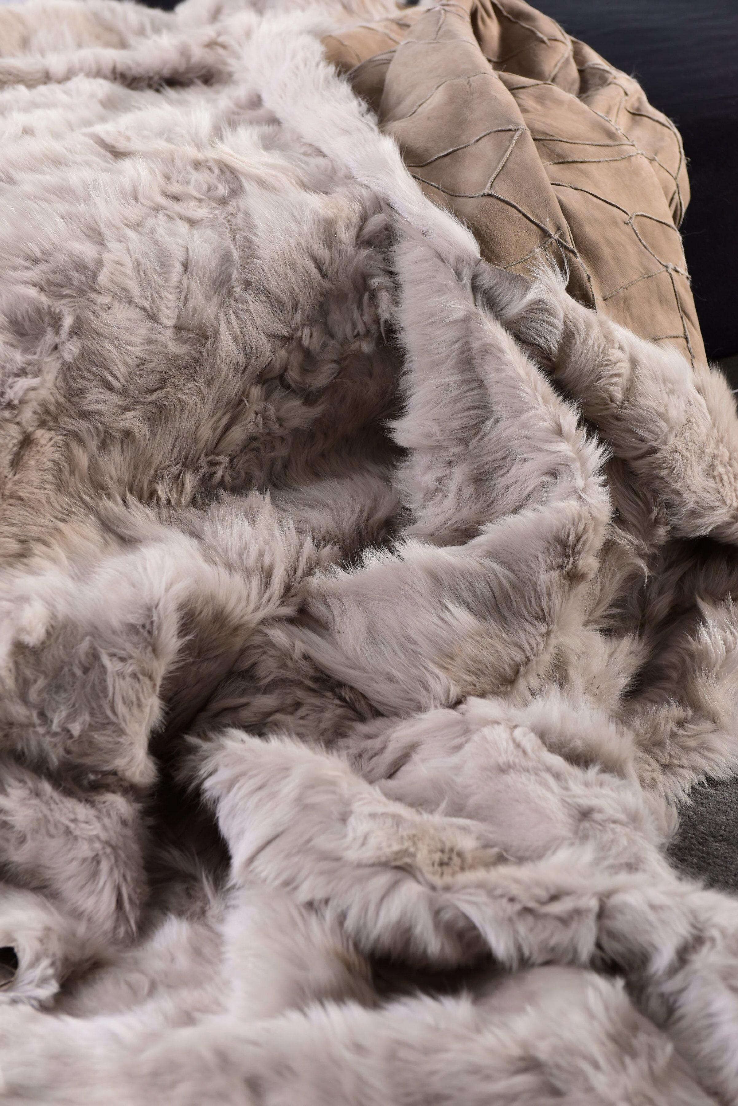 Américain Coussin boule de neige en fourrure:: gris perle en vente