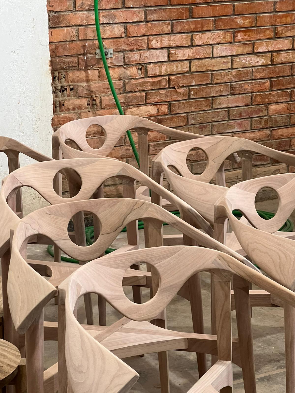 Furcula chair in Jequitiba Brazilian wood in contemporary styly by Tiago Curioni For Sale 9