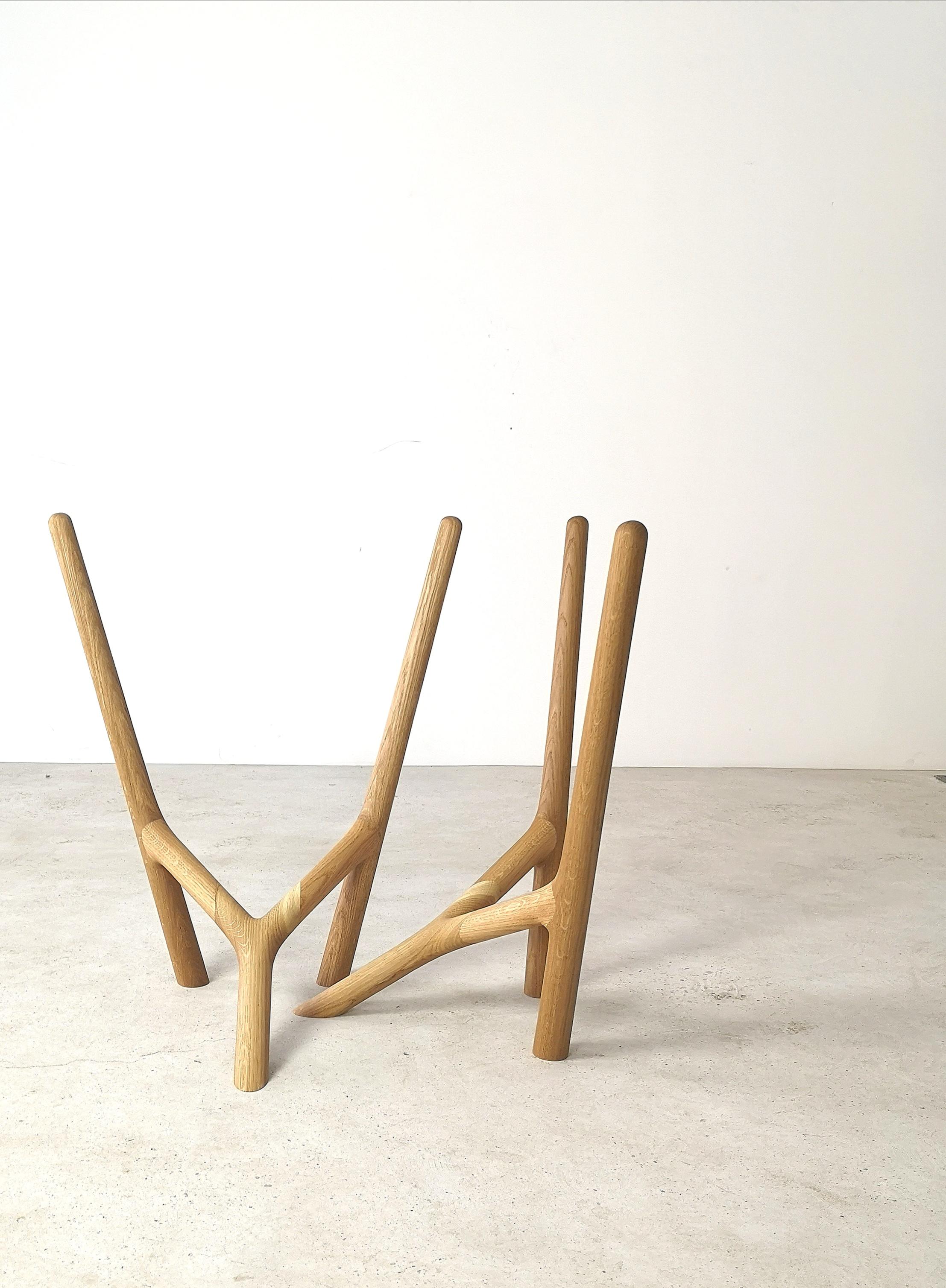 Canadien Table à manger moderne en bois massif Furcula d'Izm Design en vente
