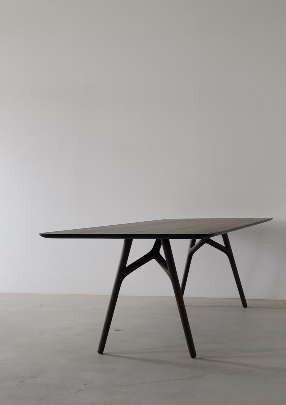 Fait main Table à manger moderne en bois massif Furcula d'Izm Design en vente