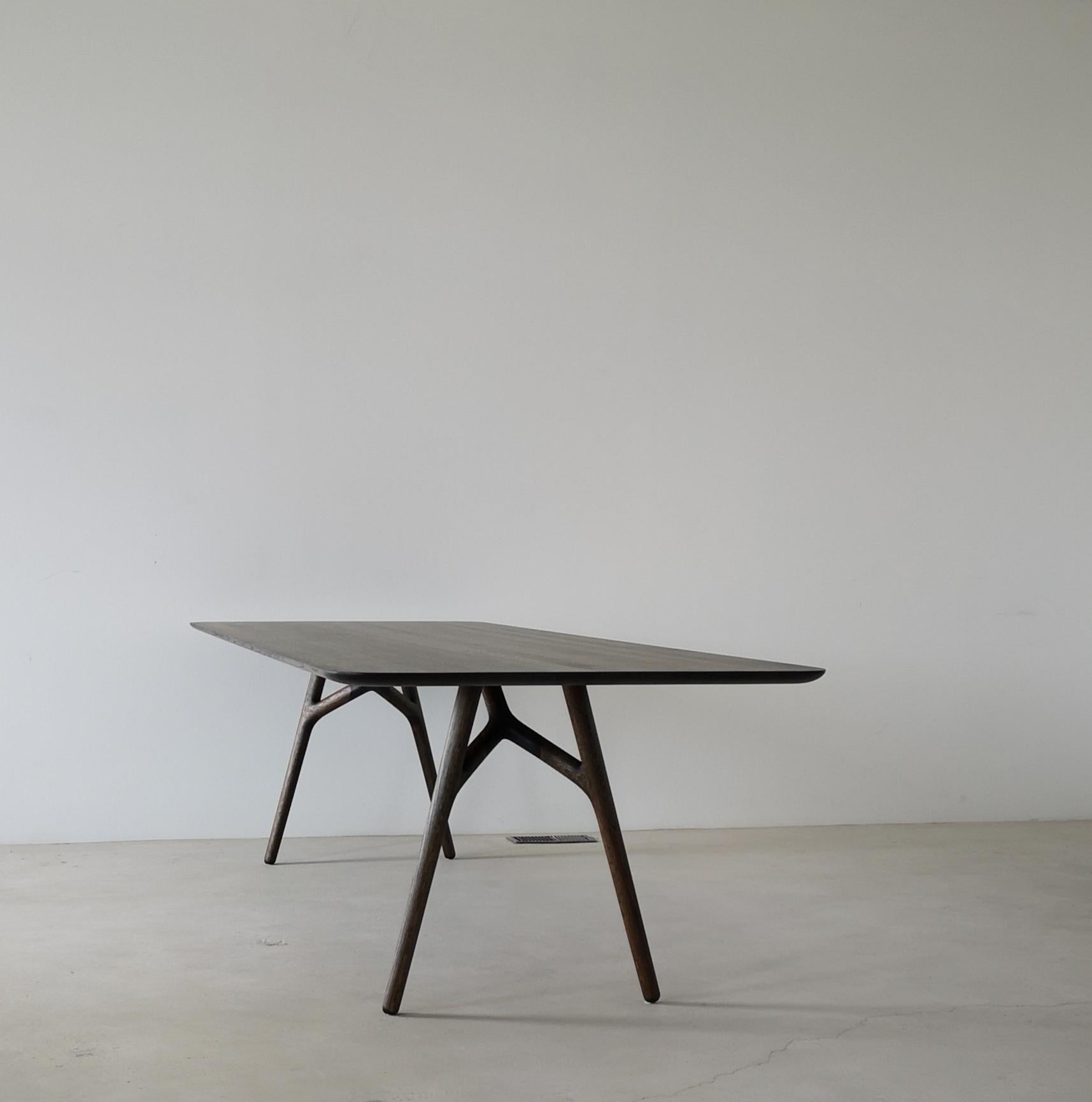 Canadien Table de salle à manger moderne en bois massif Furcula par Izm Design en vente