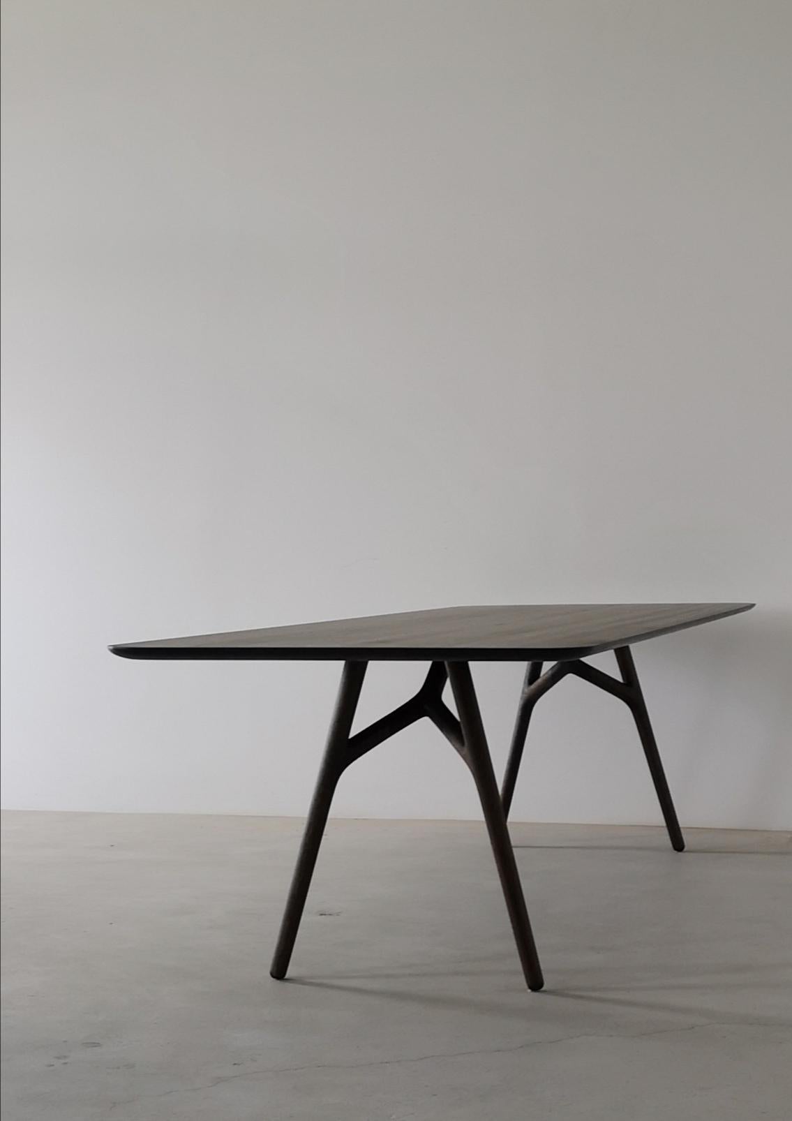 Table de salle à manger moderne en bois massif Furcula par Izm Design Neuf - En vente à Edmonton, Alberta