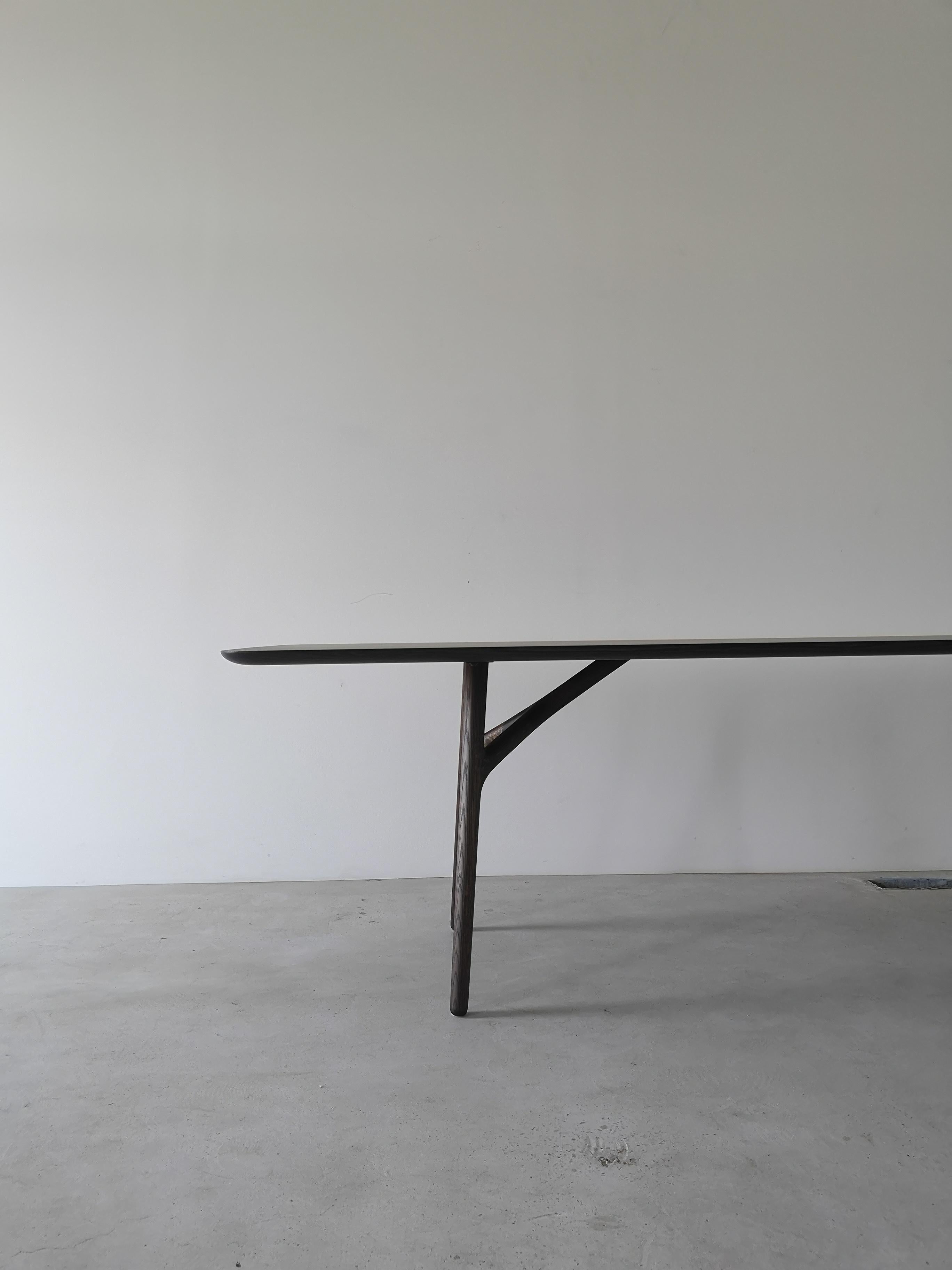 XXIe siècle et contemporain Table de salle à manger moderne en bois massif Furcula par Izm Design en vente