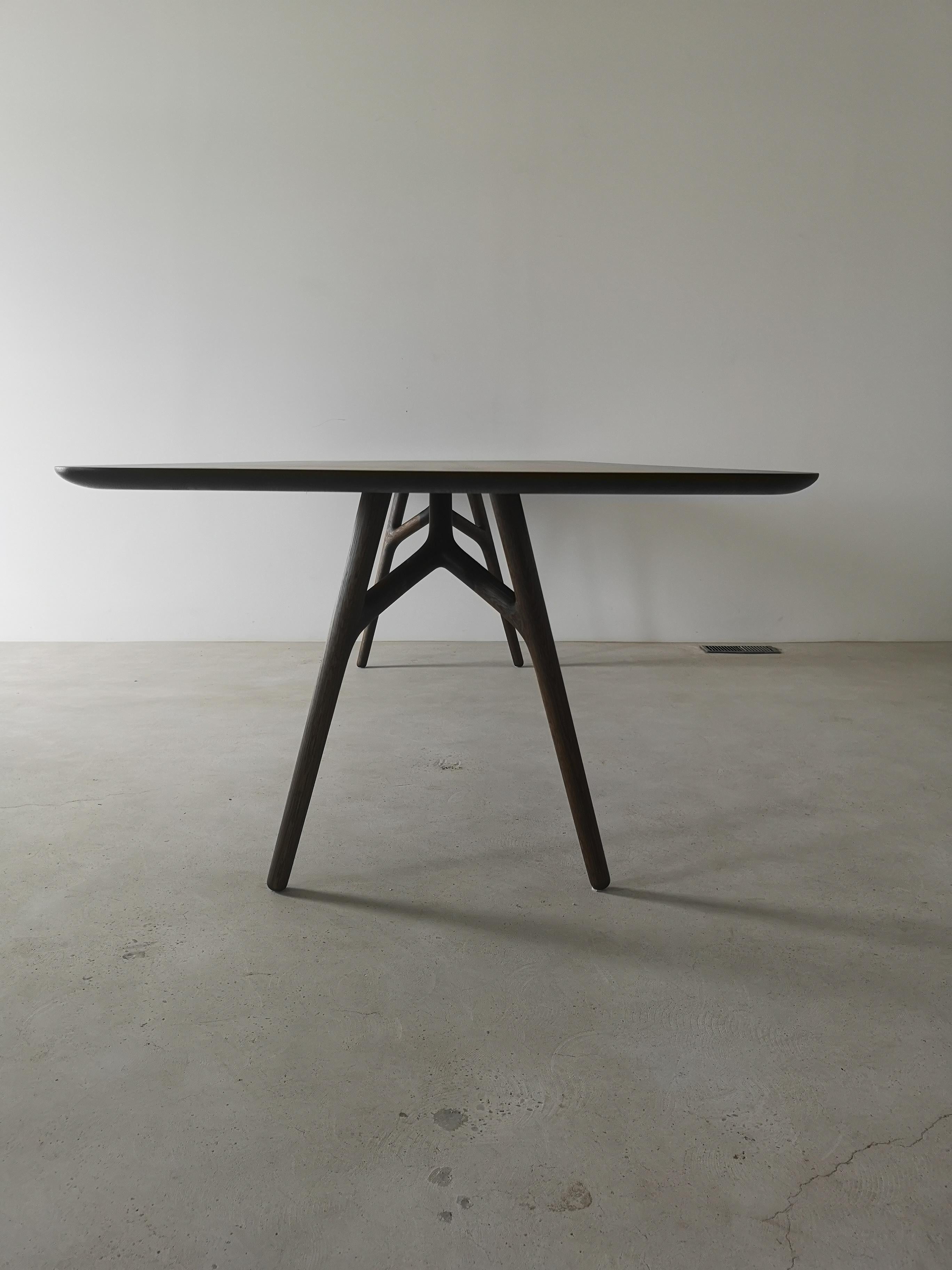 XXIe siècle et contemporain Table de salle à manger moderne Furcula en bois massif par Izm Design en vente