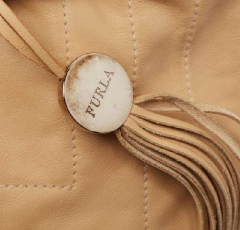 Furla Beige Leather Drawstring Metal Handle Shoulder Bag en vente 6