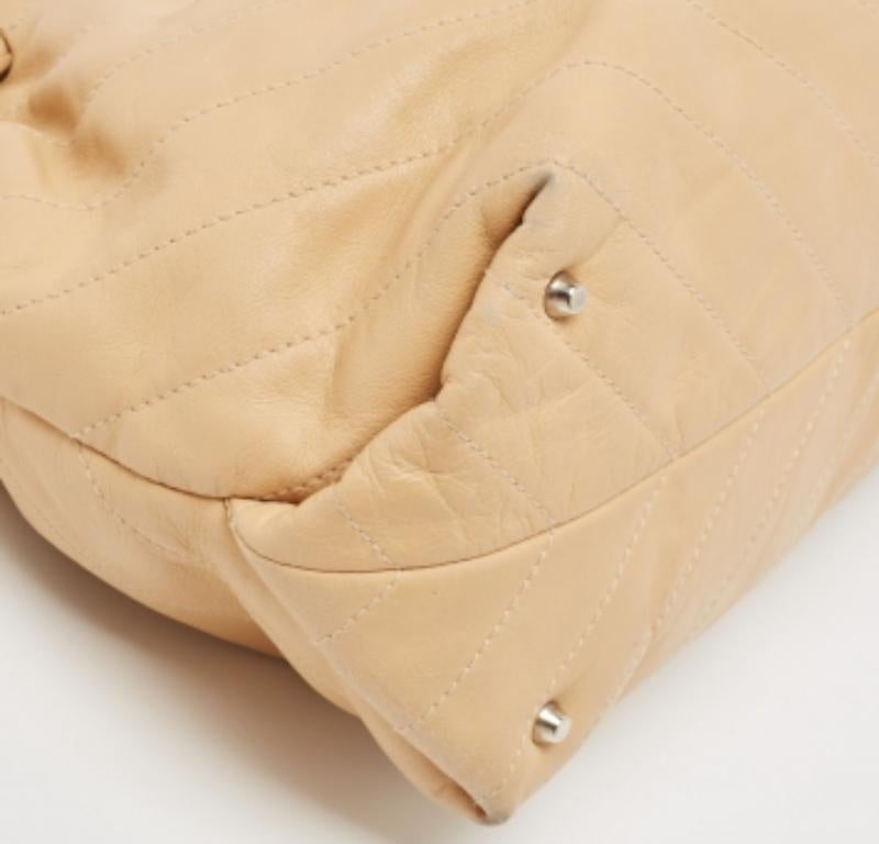 Furla Beige Leather Drawstring Metal Handle Shoulder Bag Bon état - En vente à Dubai, Al Qouz 2