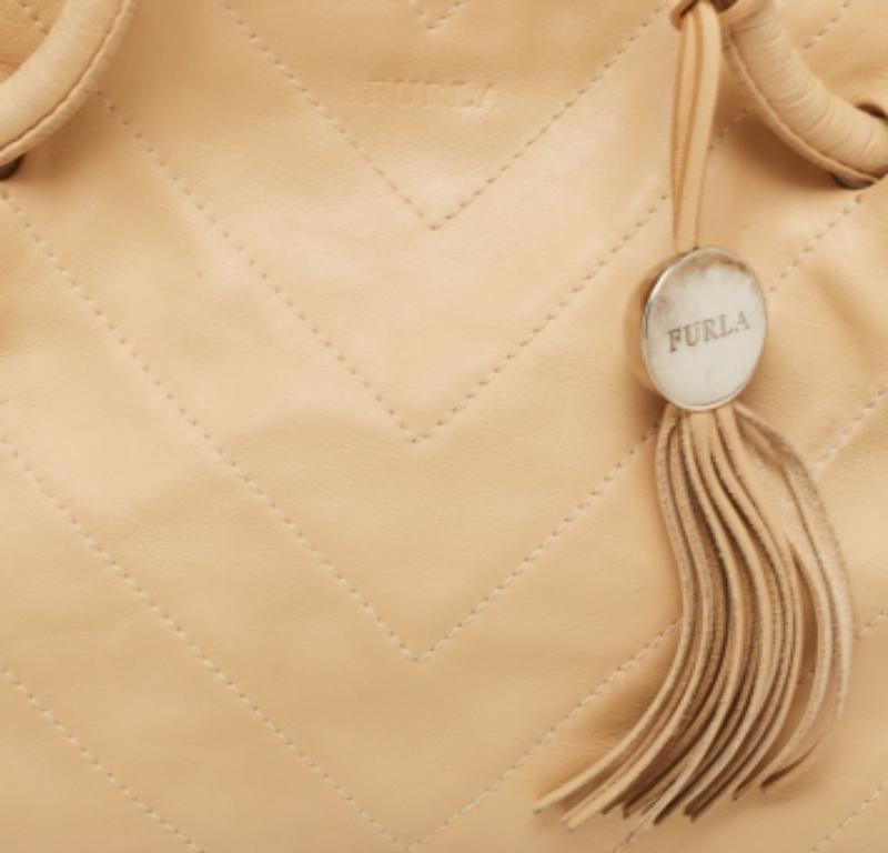 Furla Beige Leather Drawstring Metal Handle Shoulder Bag en vente 2