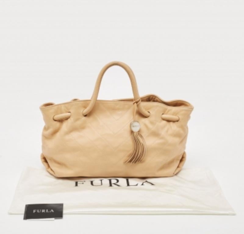 Furla Beige Leather Drawstring Metal Handle Shoulder Bag en vente 4