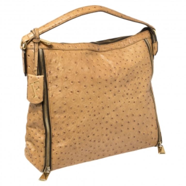 Designed to look nothing but flawless, this hobo from Furla is a dream you can add to your collection! Fabulous in beige, it comes crafted from ostrich-embossed leather and features a single handle with an attached logo tag. It has zipper details on