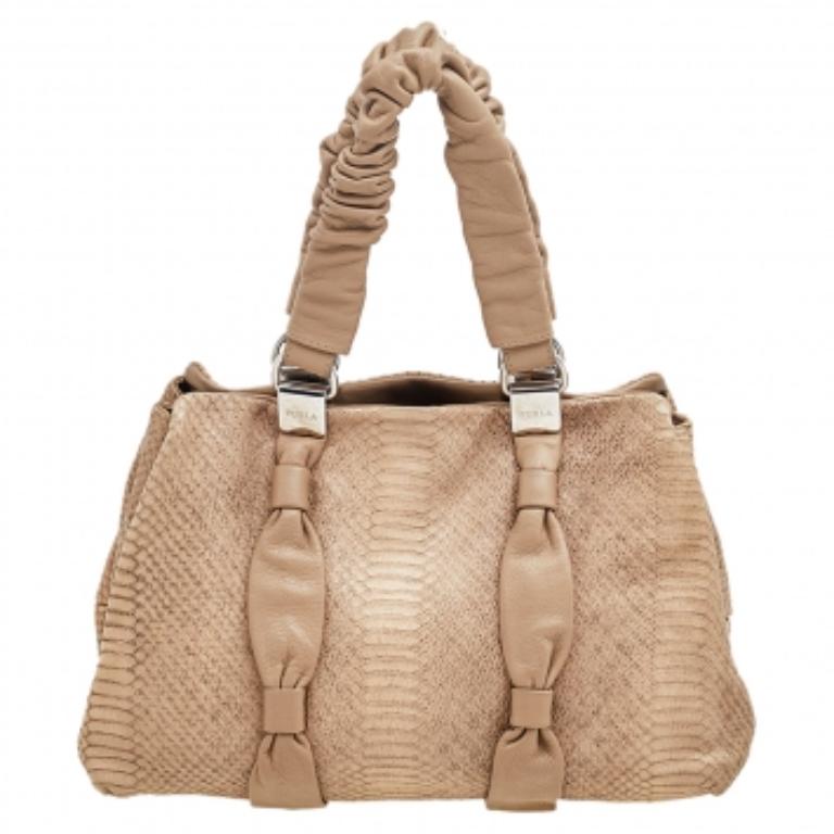 The simple silhouette and the use of python-embossed leather for the exterior bring out the appeal of this Furla shoulder bag. It features two ruched handles, silver-tone hardware, and a fabric-lined interior.