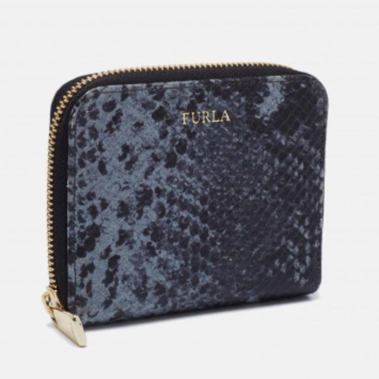 A wallet should not only be good-looking but also functional, just like this wallet from Furla. Crafted using black-grey python effect leather, this creation flaunts an organized leather-fabric interior and gold-tone hardware. This Furla wallet is