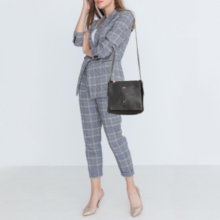 Timelessly elegant and stylish, Furla's collections capture the effortless, nonchalant finesse of the modern woman. Crafted from leather and suede in a black hue, this chic messenger bag features a well-sized interior with a top zip fastening. The