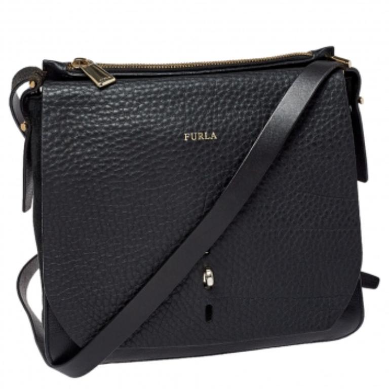 Furla Black Leather and Suede Messenger Bag Negro en venta