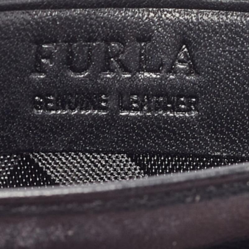 Furla Schwarzes Leder-Kartenetui im Zustand „Gut“ im Angebot in Dubai, Al Qouz 2