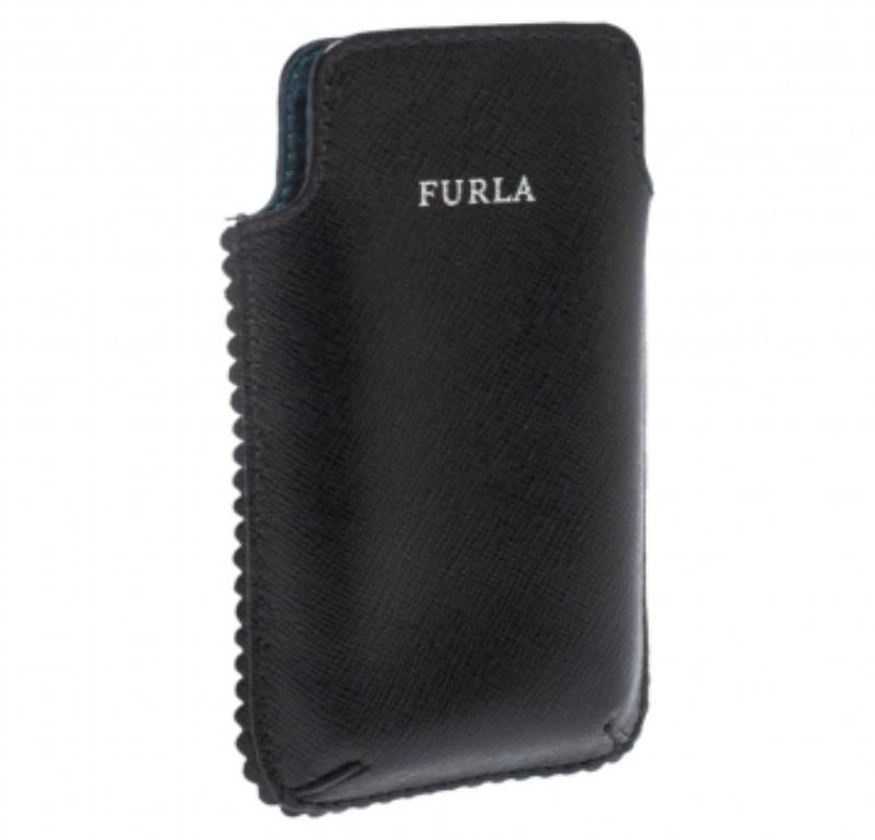 This splendid phone case from Furla is not only visually appealing but also very functional and durable. It has been crafted from black leather and styled with scalloped trims and the logo accent on the top. Lined with nylon, it is the perfect pal