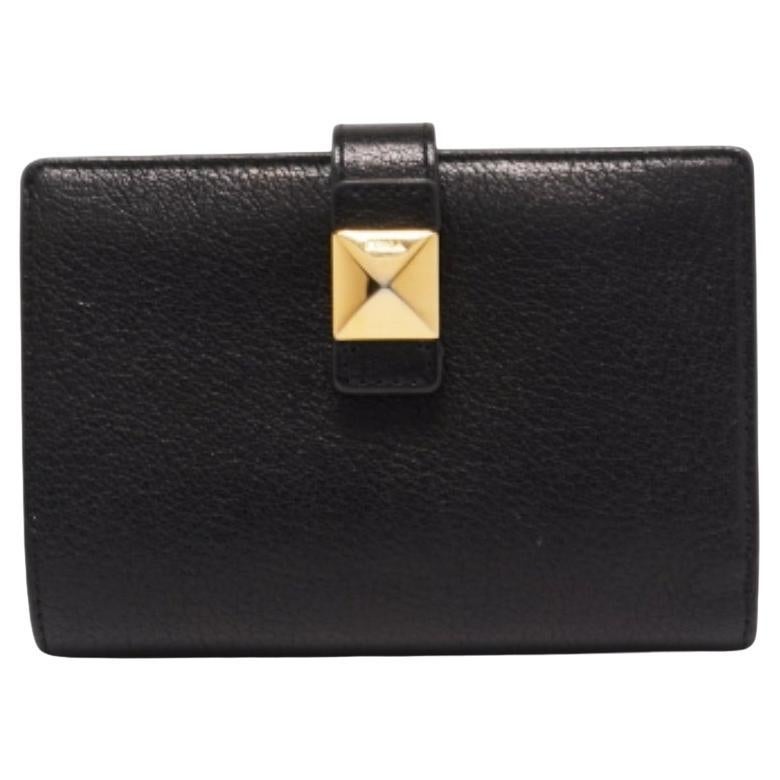 Cartera compacta con solapa y tachuelas de piel negra Furla