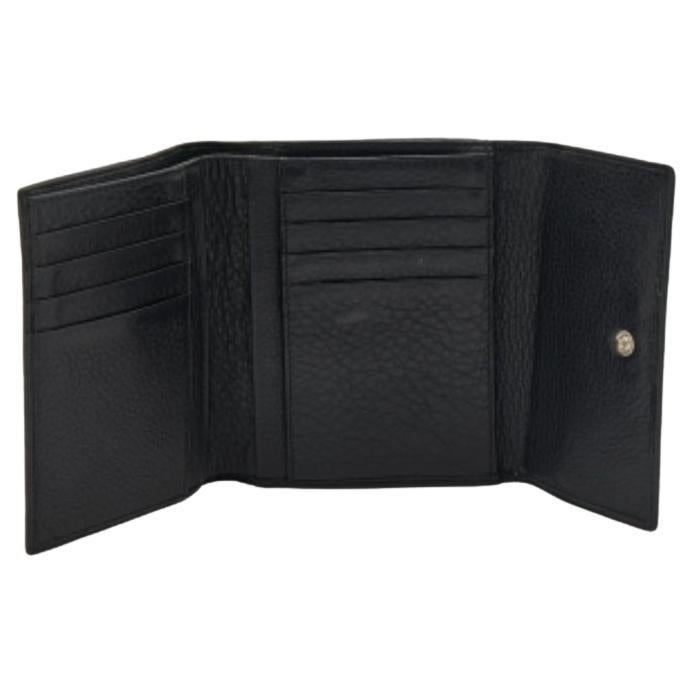 The interior of this Furla wallet is equipped with different compartments for easy storing of your monetary essentials. Created from leather, the front flap is accentuated with brand detailing, and it opens in a trifold style.